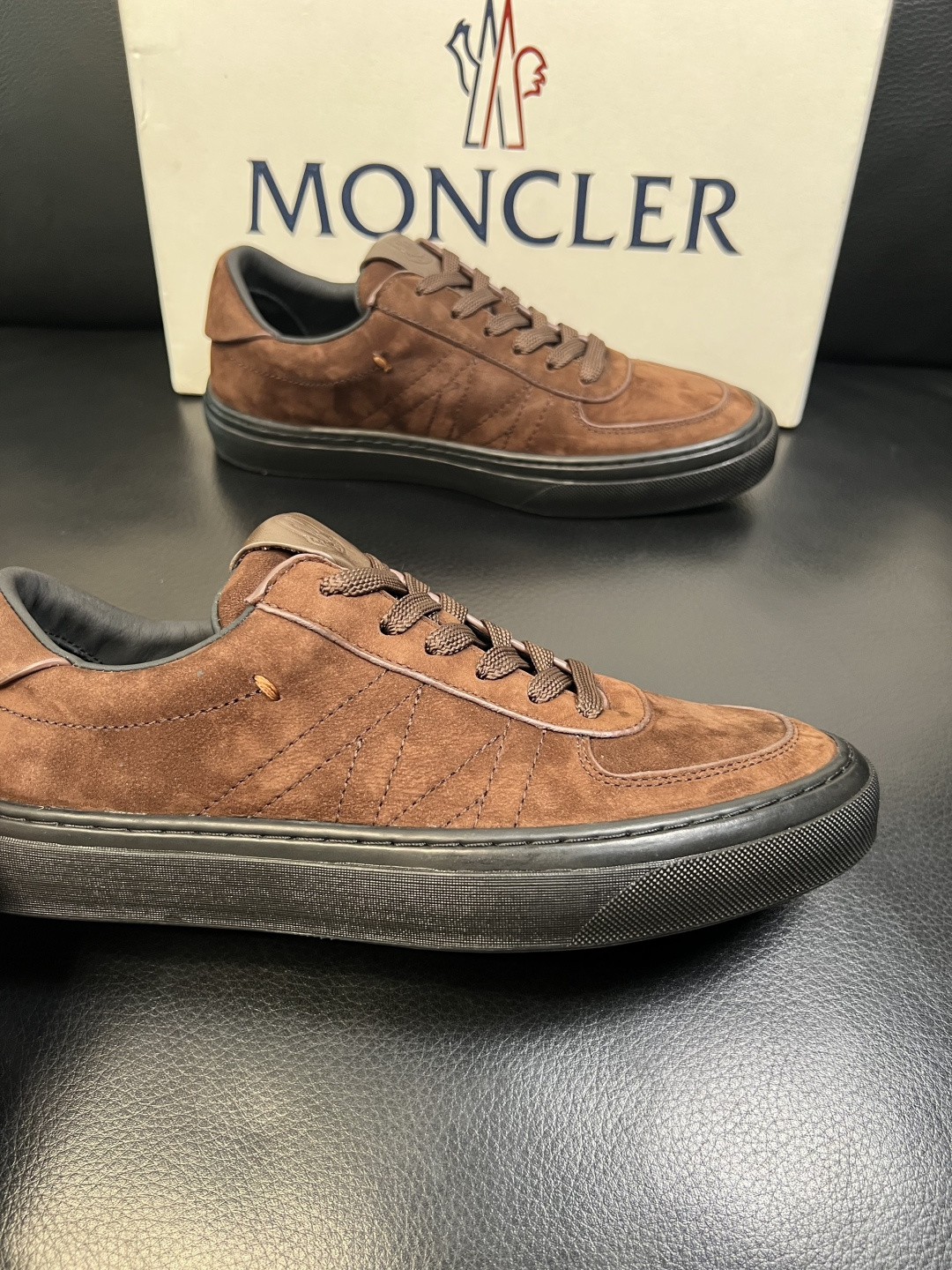 MONCLER 高品质 顶级工艺品 蒙口 新品专柜新款，原厂配置意大利进口牛皮搭配面料，高品质复杂拼接工