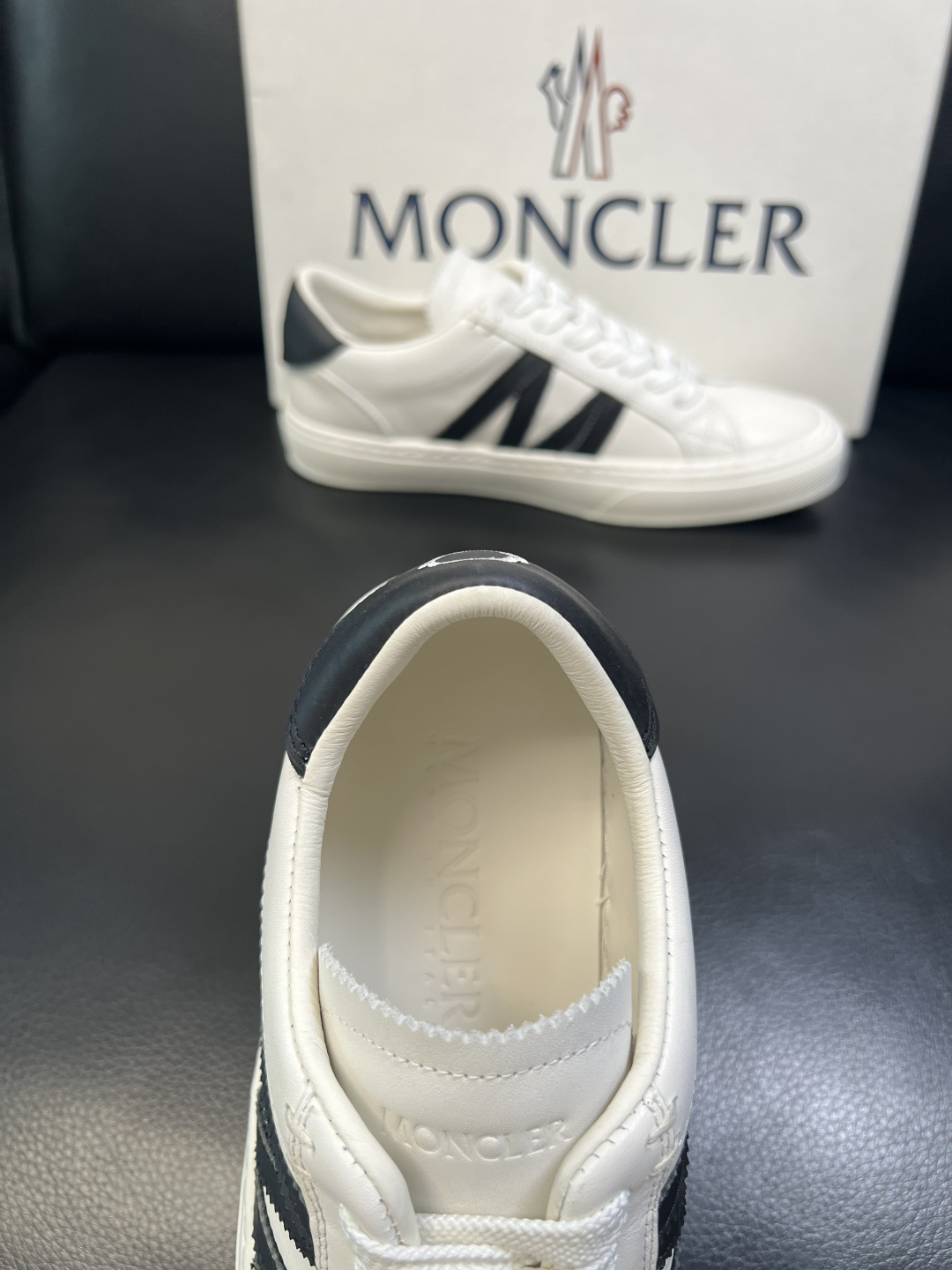 MONCLER 高品质 顶级工艺品 蒙口 新品专柜新款，原厂配置意大利进口牛皮搭配面料，高品质复杂拼接工