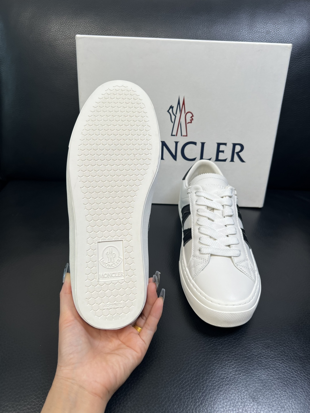 MONCLER 高品质 顶级工艺品 蒙口 新品专柜新款，原厂配置意大利进口牛皮搭配面料，高品质复杂拼接工