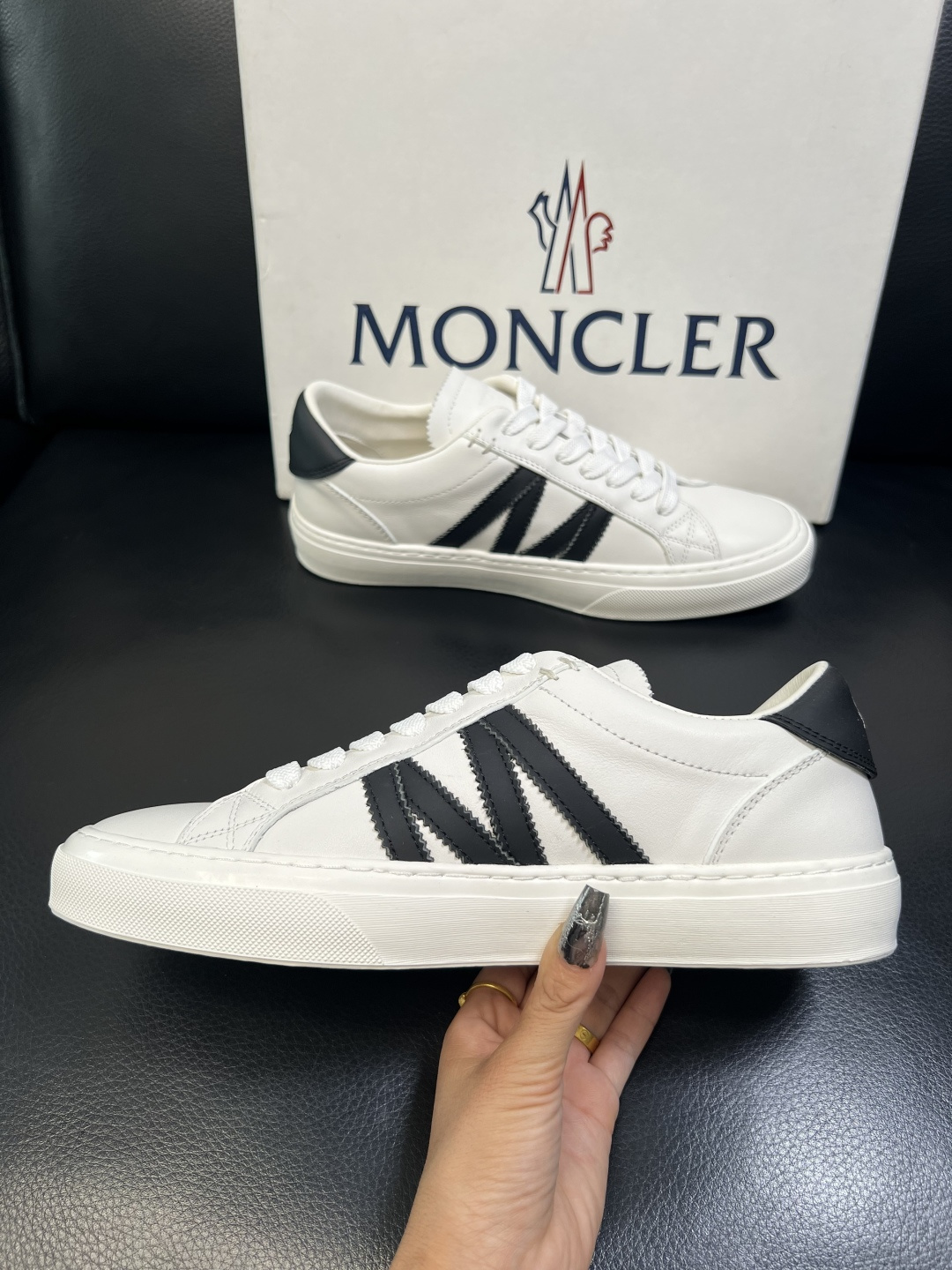 MONCLER 高品质 顶级工艺品 蒙口 新品专柜新款，原厂配置意大利进口牛皮搭配面料，高品质复杂拼接工