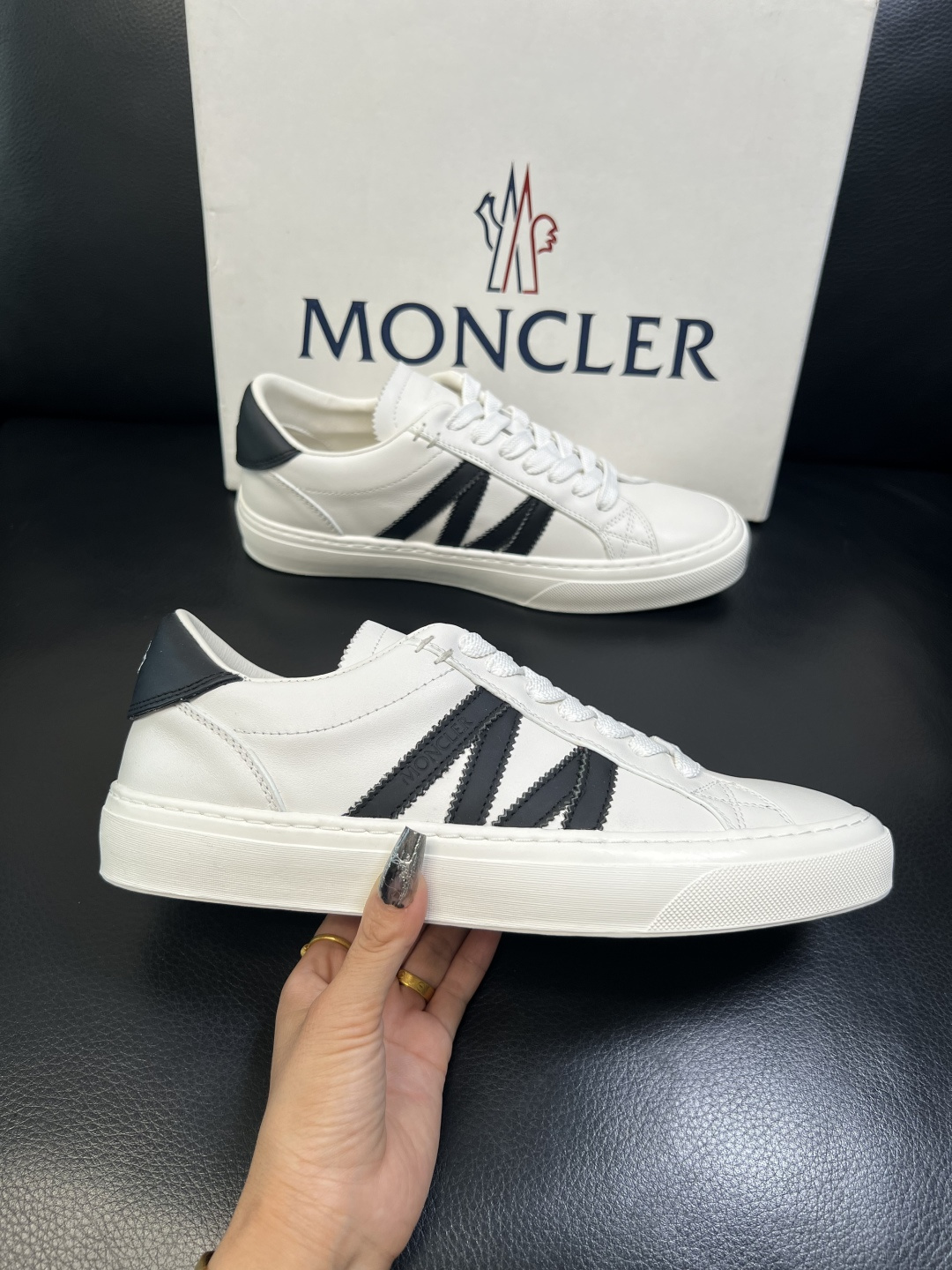 MONCLER 高品质 顶级工艺品 蒙口 新品专柜新款，原厂配置意大利进口牛皮搭配面料，高品质复杂拼接工