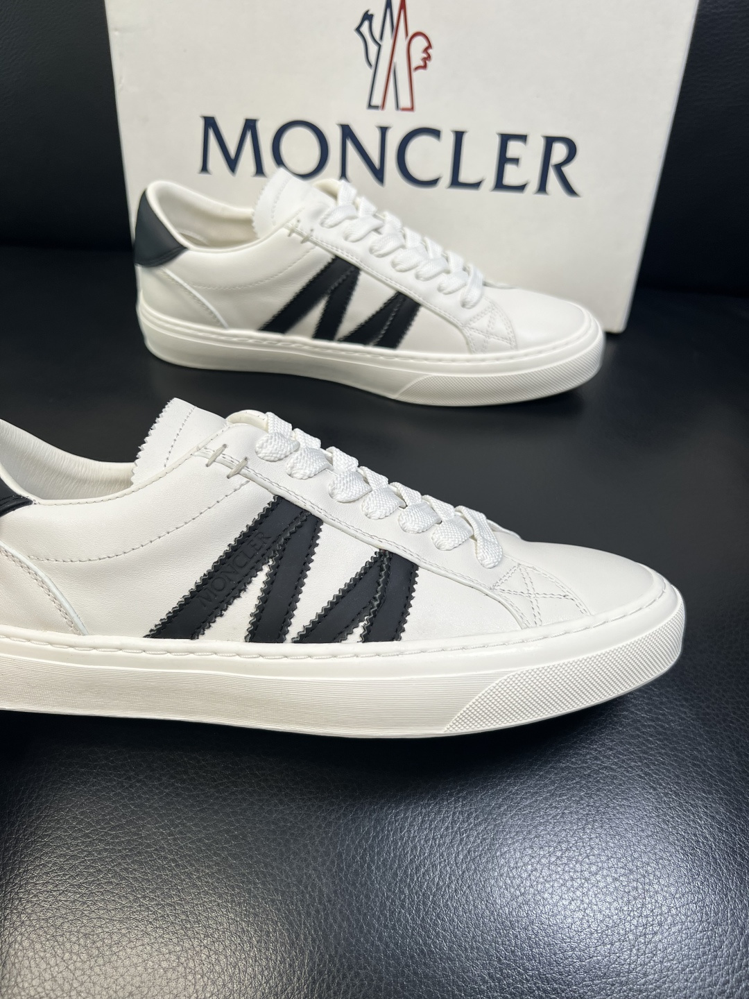 MONCLER 高品质 顶级工艺品 蒙口 新品专柜新款，原厂配置意大利进口牛皮搭配面料，高品质复杂拼接工