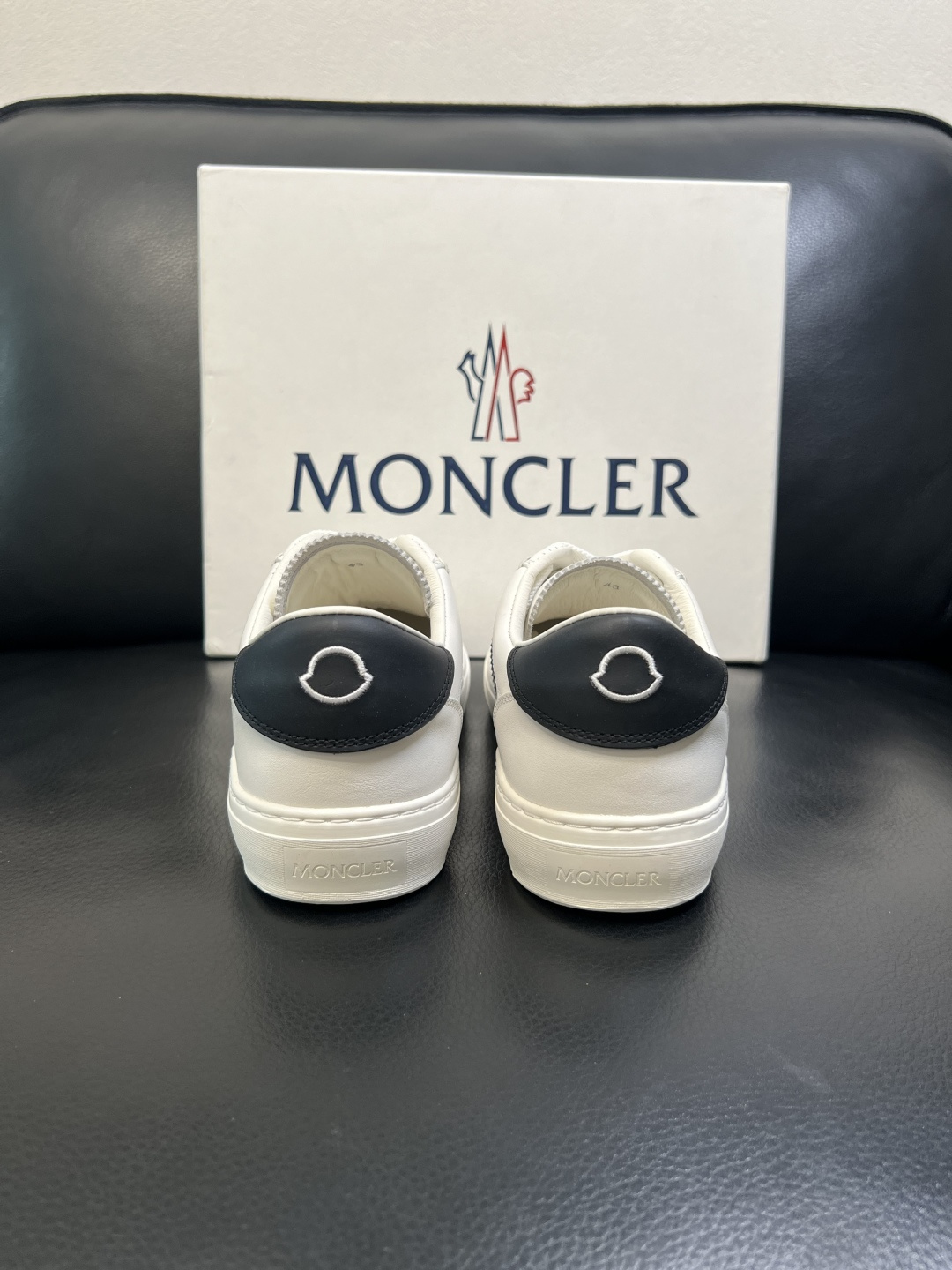 MONCLER 高品质 顶级工艺品 蒙口 新品专柜新款，原厂配置意大利进口牛皮搭配面料，高品质复杂拼接工