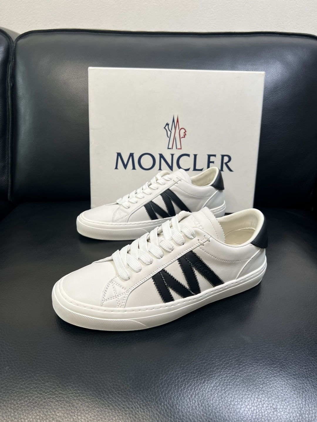 MONCLER 高品质 顶级工艺品 蒙口 新品专柜新款，原厂配置意大利进口牛皮搭配面料，高品质复杂拼接工