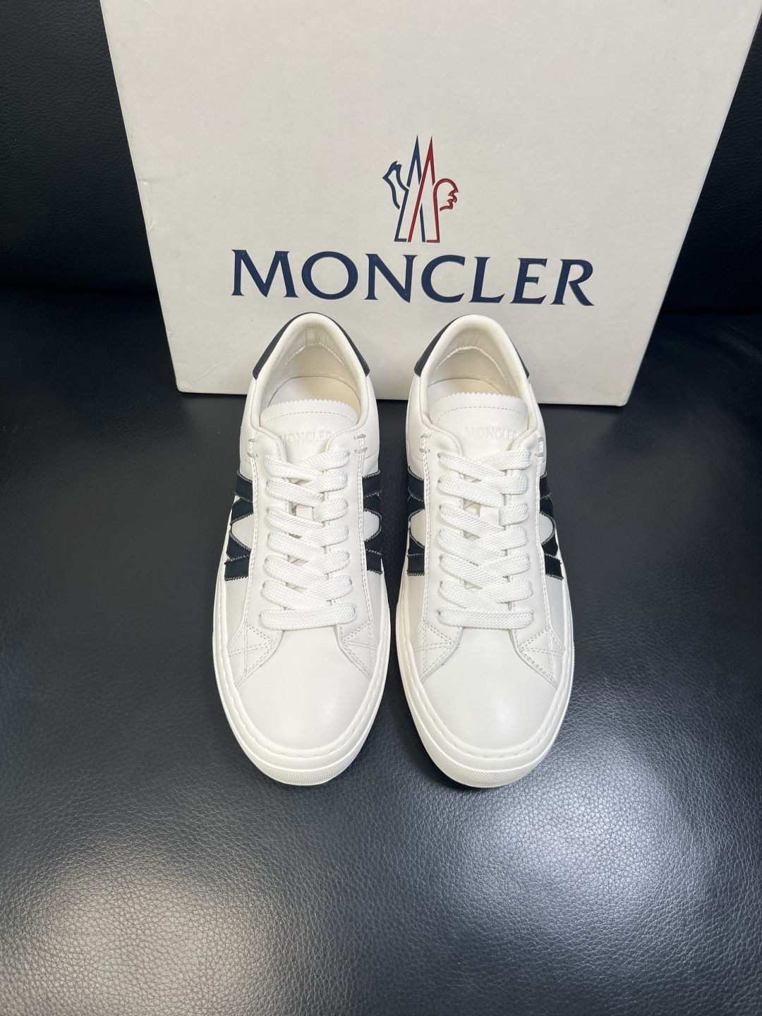 MONCLER 高品质 顶级工艺品 蒙口 新品专柜新款，原厂配置意大利进口牛皮搭配面料，高品质复杂拼接工