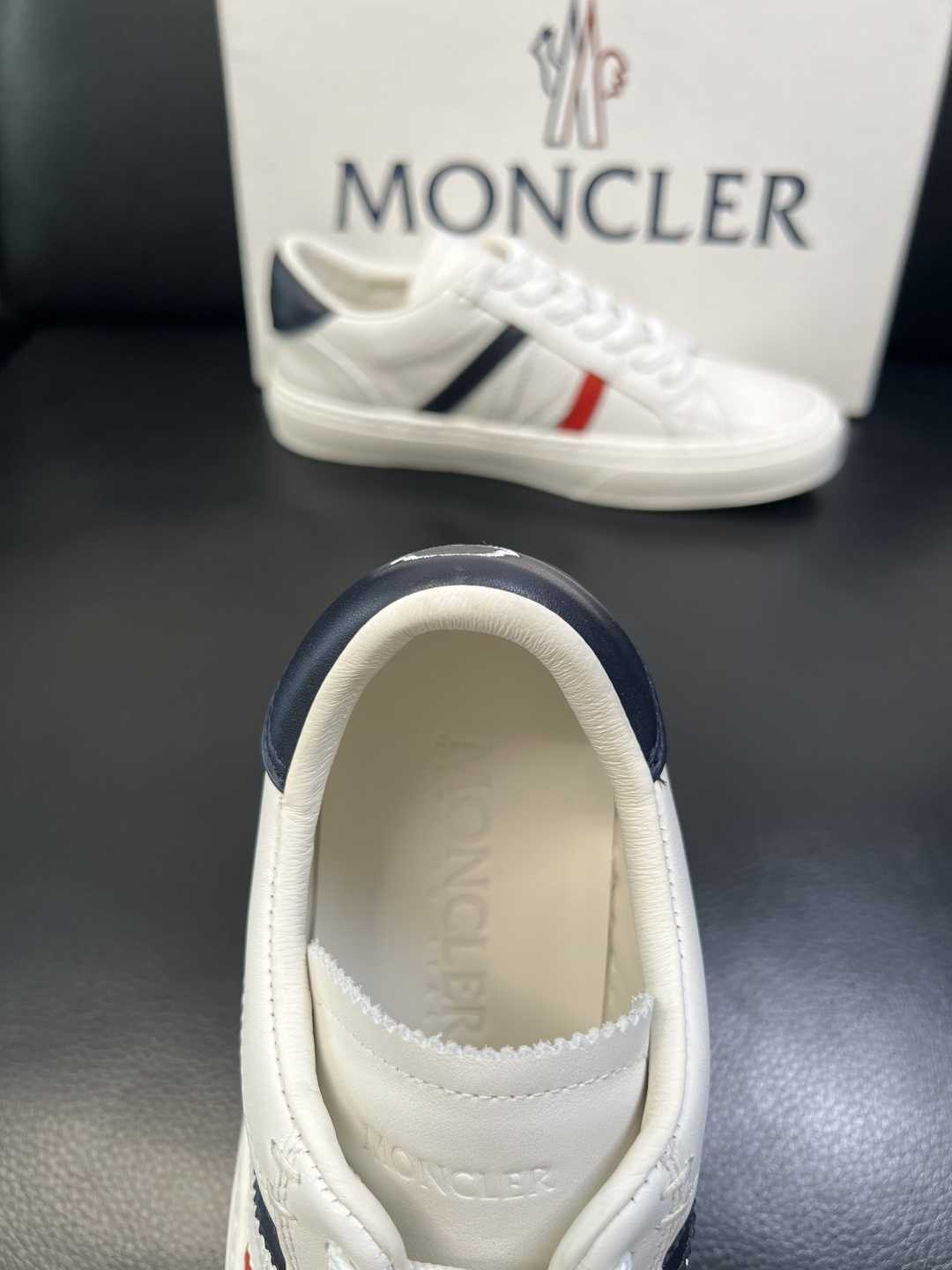 MONCLER 高品质 顶级工艺品 蒙口 新品专柜新款，原厂配置意大利进口牛皮搭配面料，高品质复杂拼接工