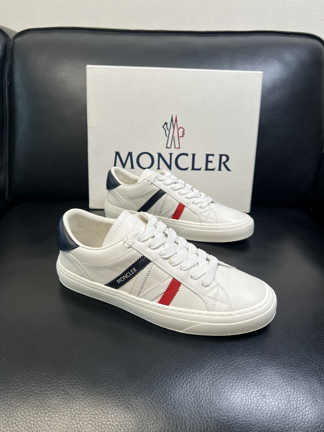 MONCLER 高品质 顶级工艺品 蒙口 新品专柜新款，原厂配置意大利进口牛皮搭配面料，高品质复杂拼接工