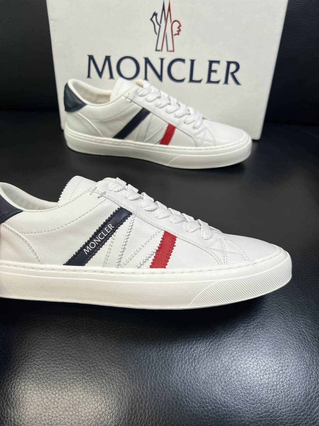 MONCLER 高品质 顶级工艺品 蒙口 新品专柜新款，原厂配置意大利进口牛皮搭配面料，高品质复杂拼接工