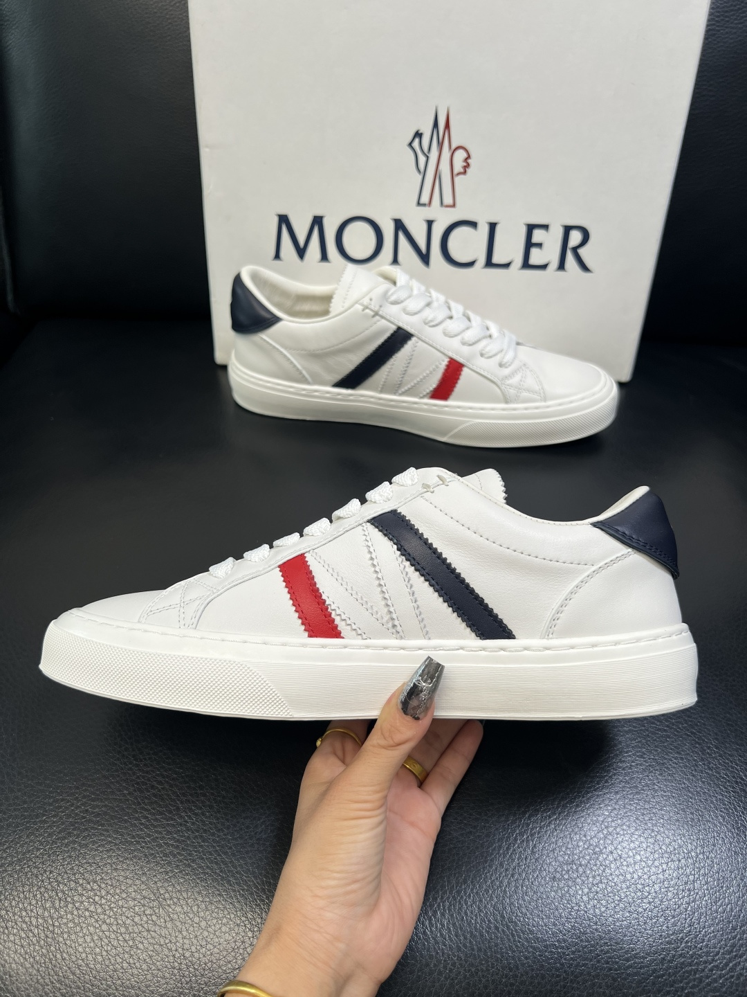 MONCLER 高品质 顶级工艺品 蒙口 新品专柜新款，原厂配置意大利进口牛皮搭配面料，高品质复杂拼接工
