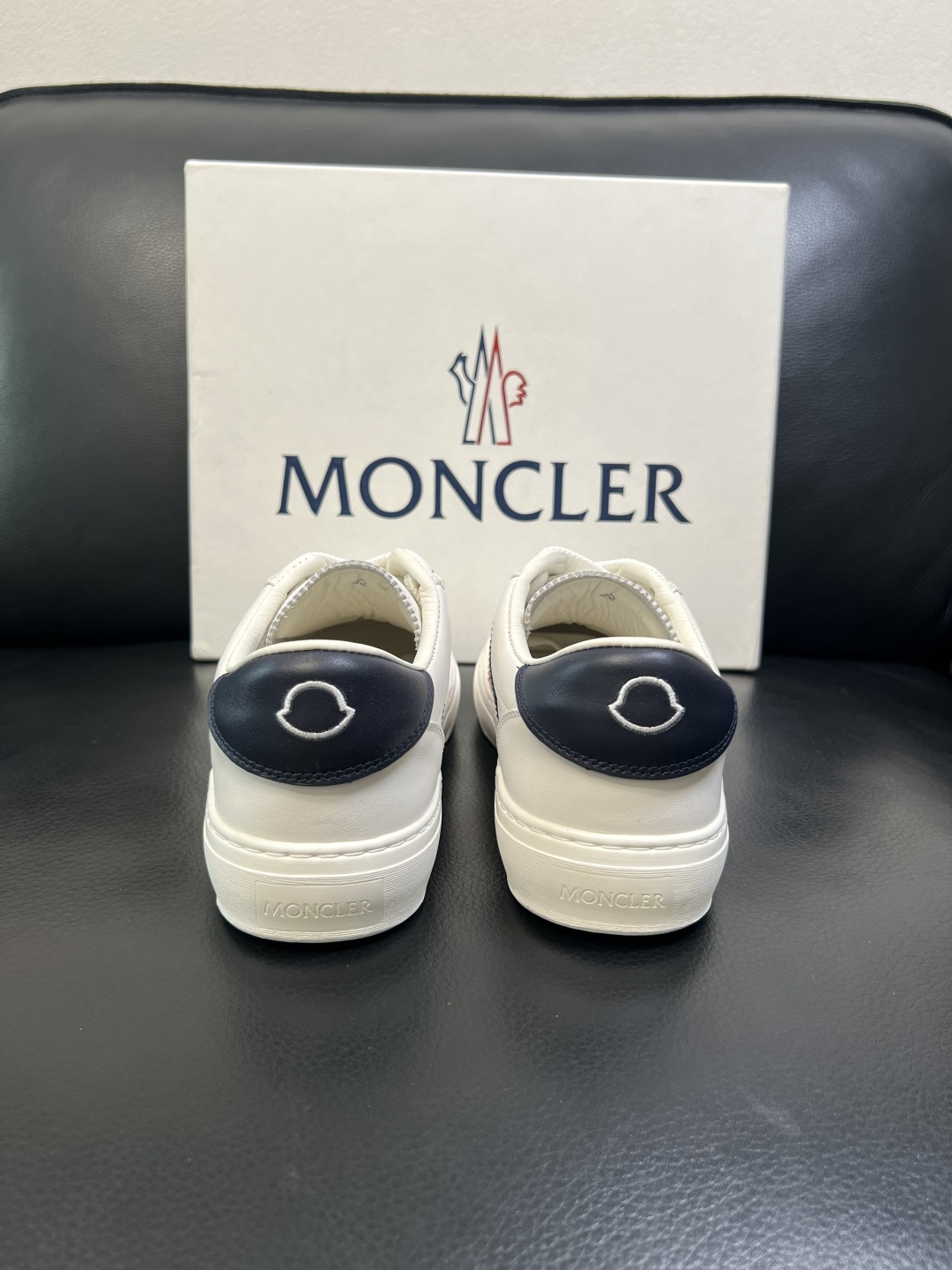 MONCLER 高品质 顶级工艺品 蒙口 新品专柜新款，原厂配置意大利进口牛皮搭配面料，高品质复杂拼接工