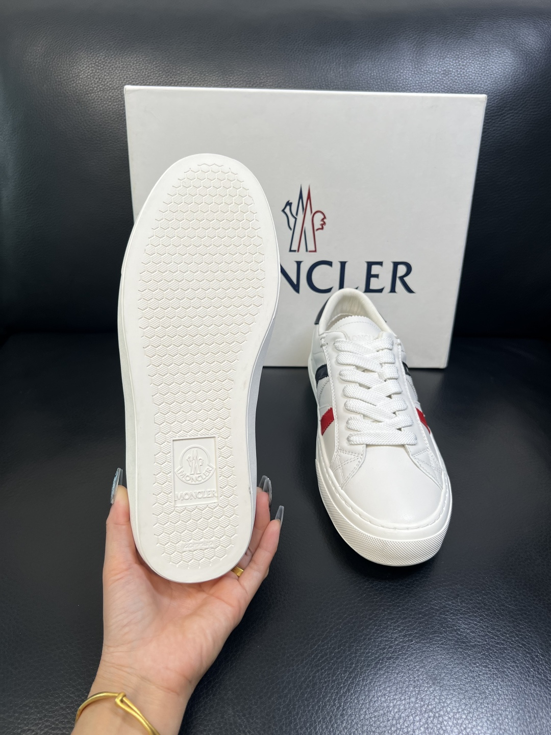 MONCLER 高品质 顶级工艺品 蒙口 新品专柜新款，原厂配置意大利进口牛皮搭配面料，高品质复杂拼接工