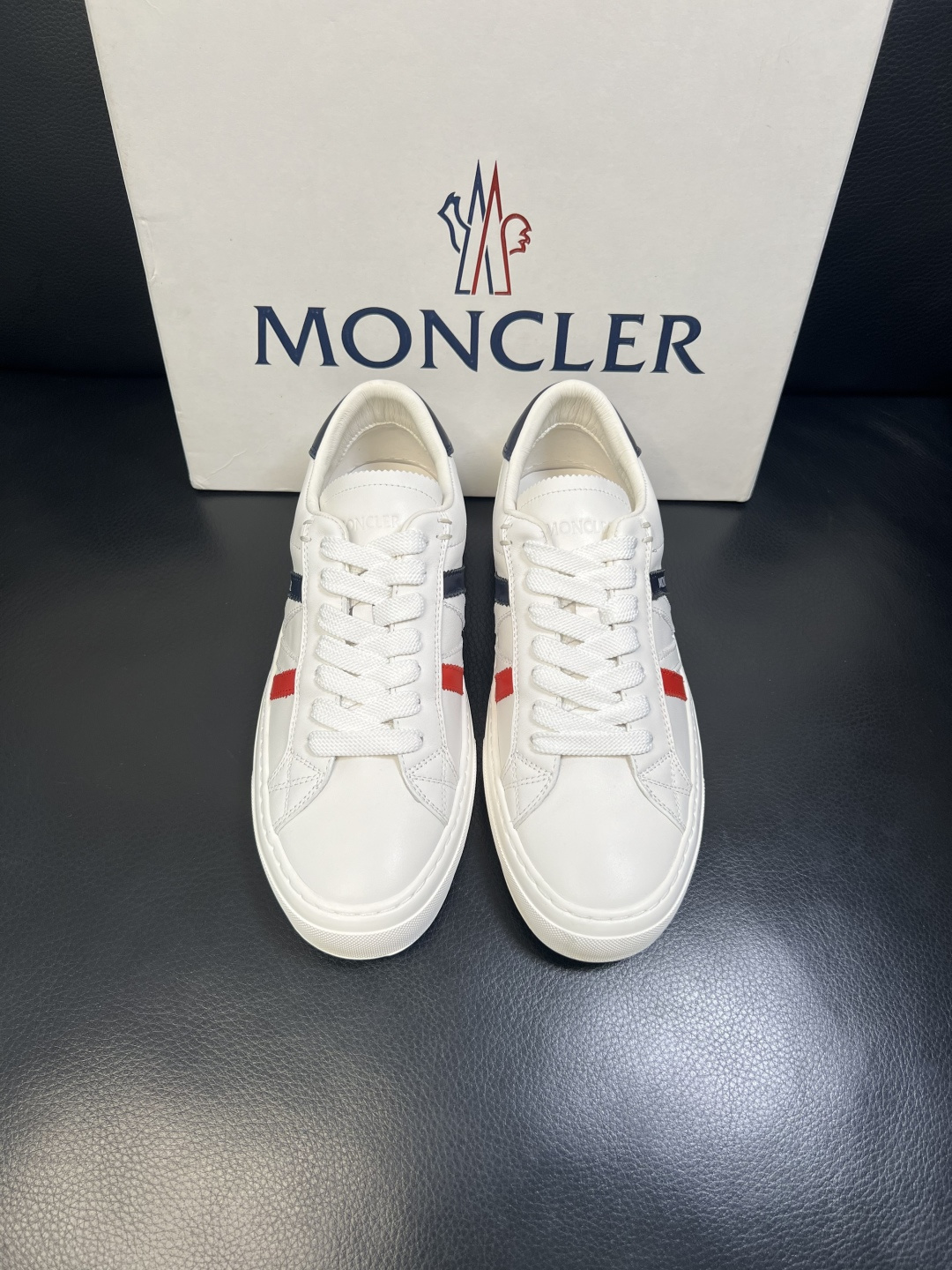 MONCLER 高品质 顶级工艺品 蒙口 新品专柜新款，原厂配置意大利进口牛皮搭配面料，高品质复杂拼接工