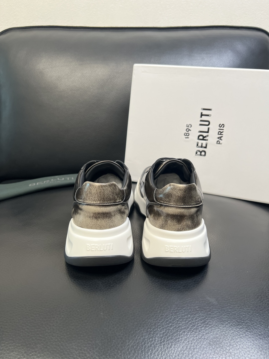 Berluti 高品质 顶级工艺品 布鲁提 专柜同步发售原厂配置，意大利进口擦色开边珠牛皮面料，全进口水