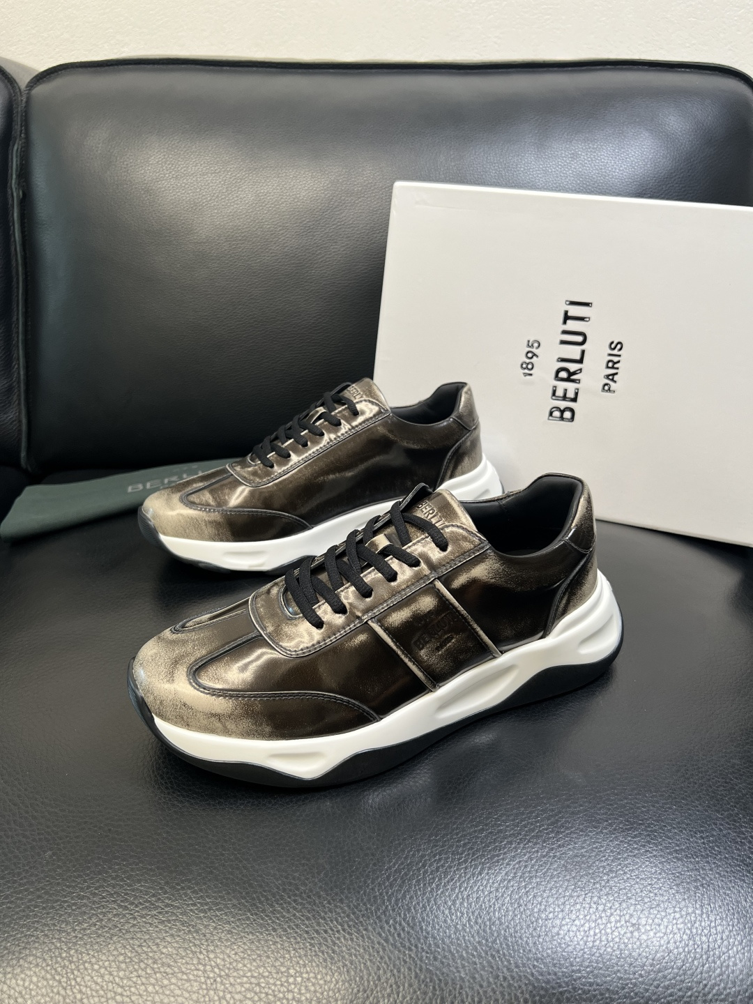 Berluti 高品质 顶级工艺品 布鲁提 专柜同步发售原厂配置，意大利进口擦色开边珠牛皮面料，全进口水