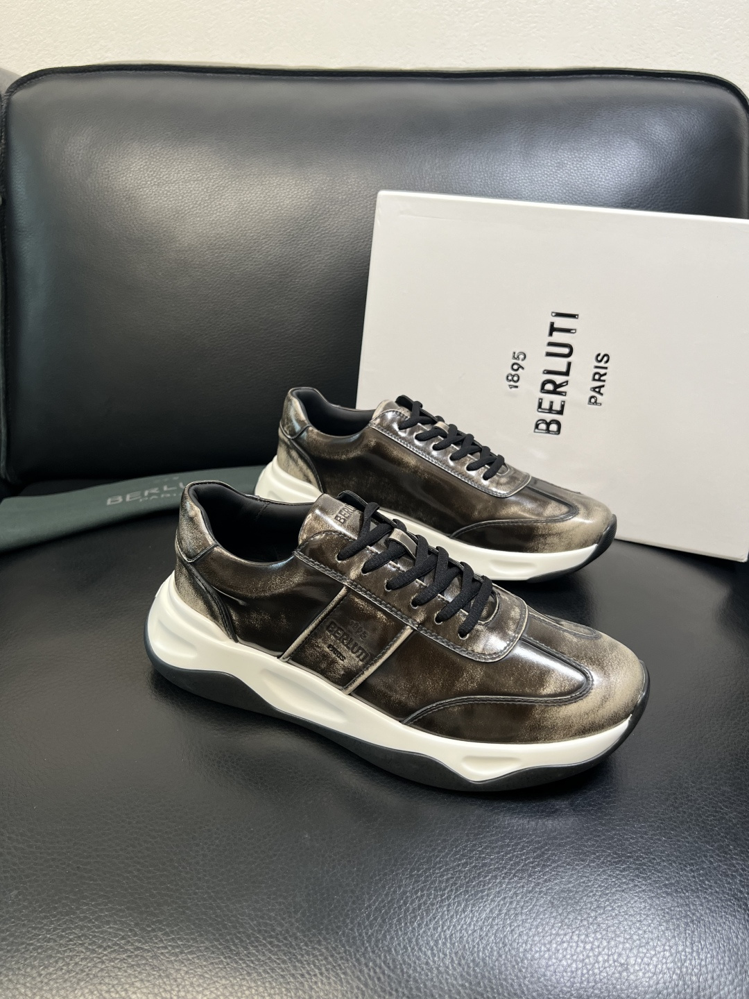 Berluti 高品质 顶级工艺品 布鲁提 专柜同步发售原厂配置，意大利进口擦色开边珠牛皮面料，全进口水
