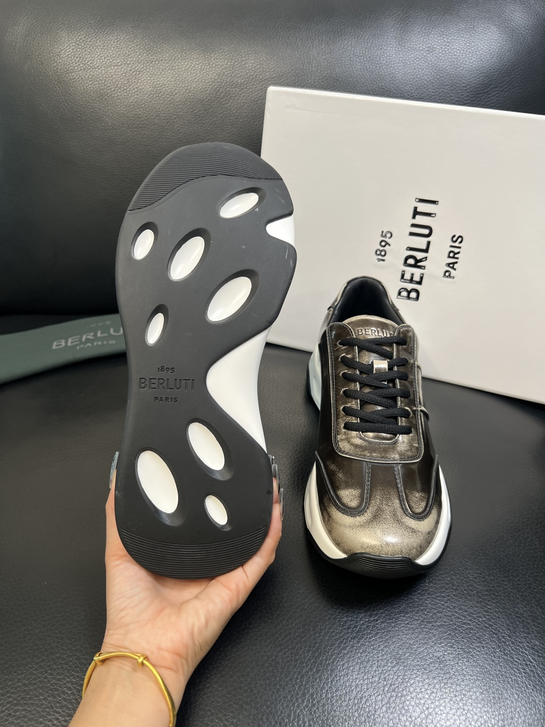 Berluti 高品质 顶级工艺品 布鲁提 专柜同步发售原厂配置，意大利进口擦色开边珠牛皮面料，全进口水