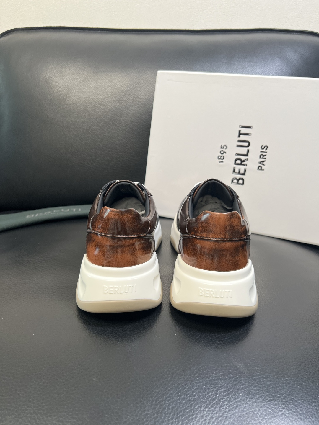 Berluti 高品质 顶级工艺品 布鲁提 专柜同步发售原厂配置，意大利进口擦色开边珠牛皮面料，全进口水
