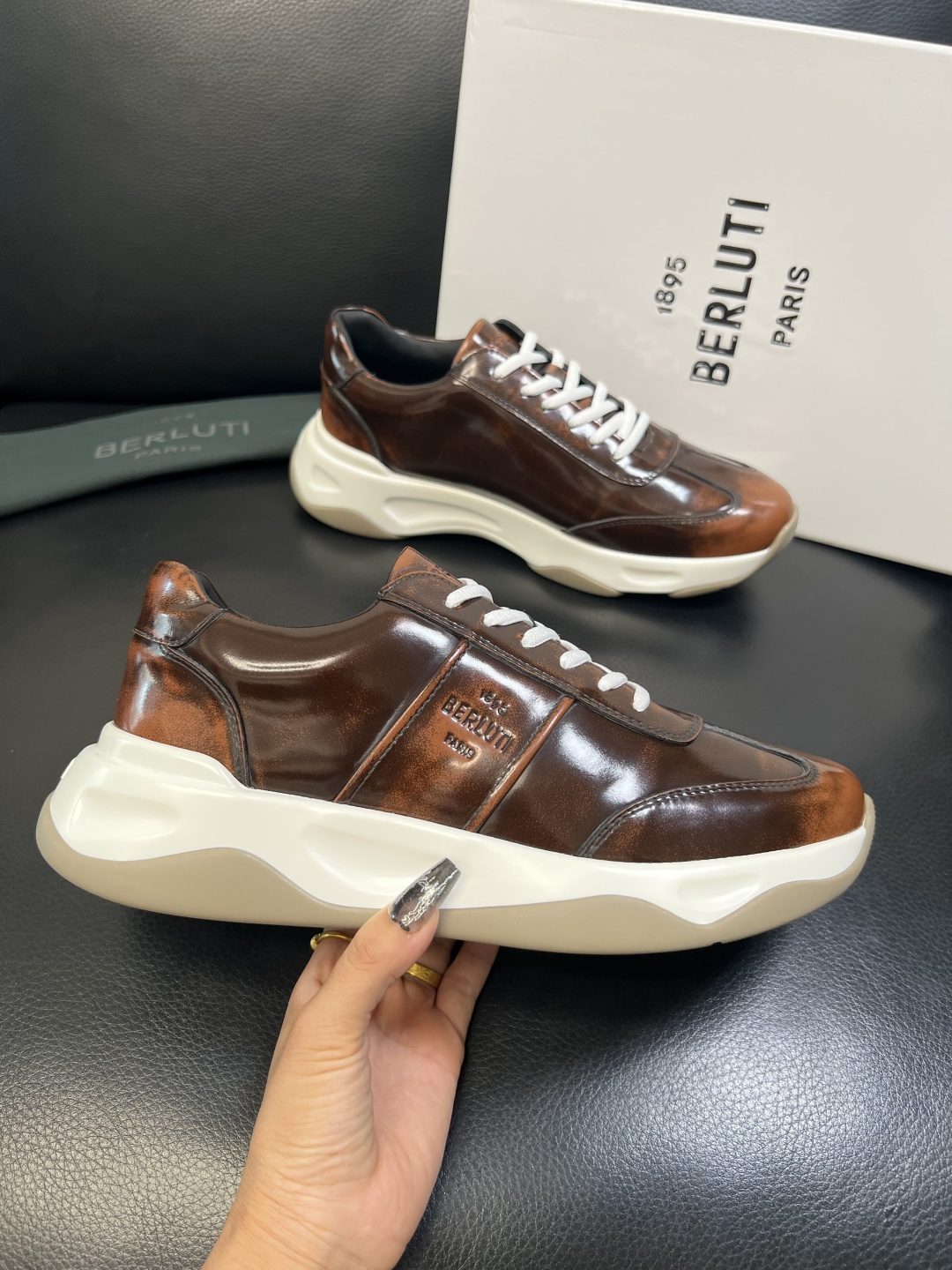 Berluti 高品质 顶级工艺品 布鲁提 专柜同步发售原厂配置，意大利进口擦色开边珠牛皮面料，全进口水