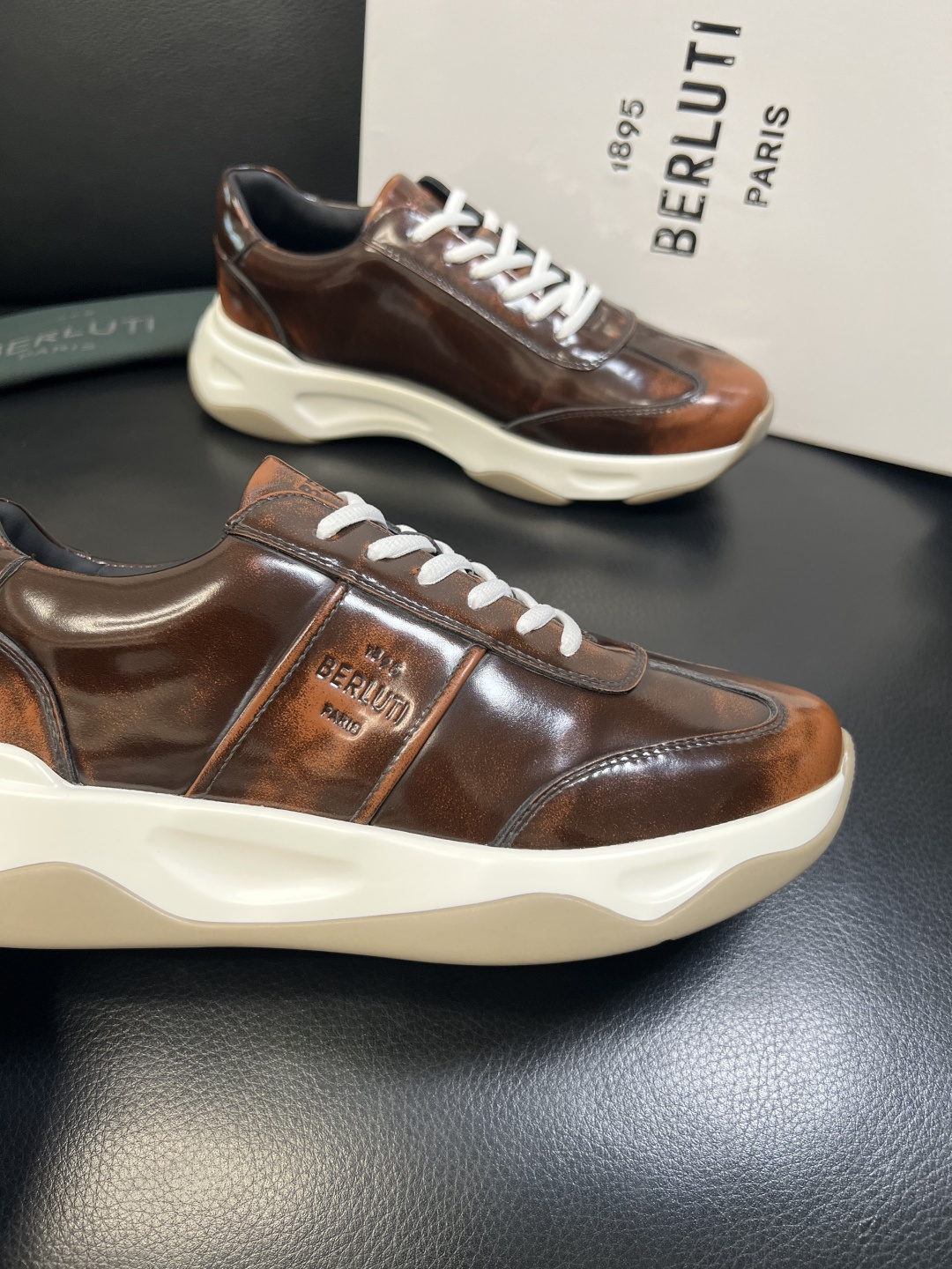 Berluti 高品质 顶级工艺品 布鲁提 专柜同步发售原厂配置，意大利进口擦色开边珠牛皮面料，全进口水