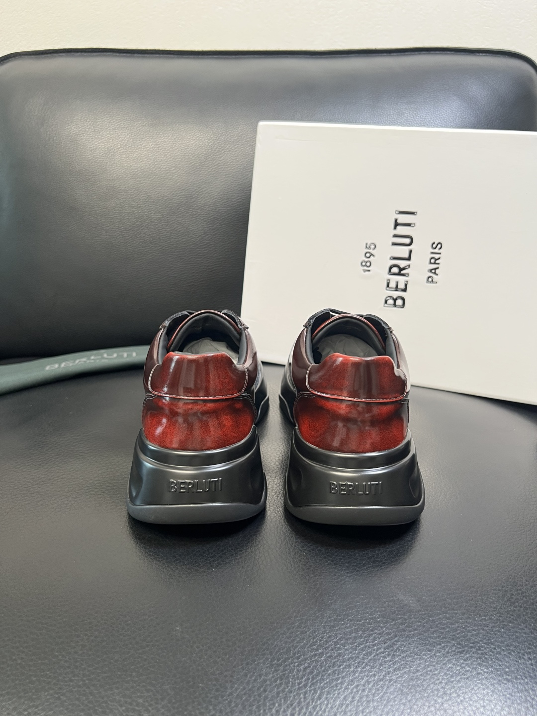 Berluti 高品质 顶级工艺品 布鲁提 专柜同步发售原厂配置，意大利进口擦色开边珠牛皮面料，全进口水