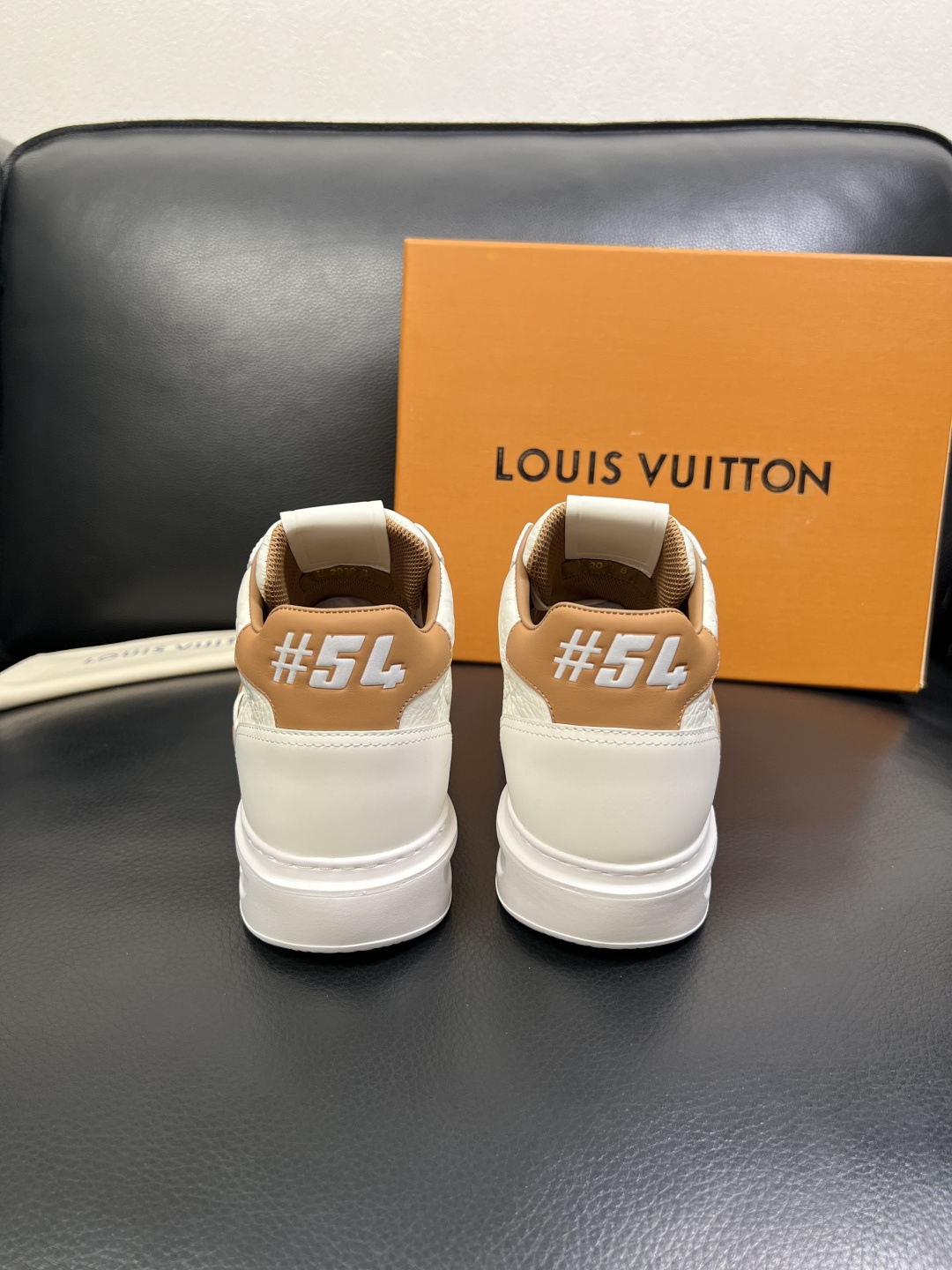 Lv 高品质 顶级工艺品 路易威登，运动板鞋专柜同步，鞋面意大利进口，高品质拼接缤纷色彩复杂工艺品，进口