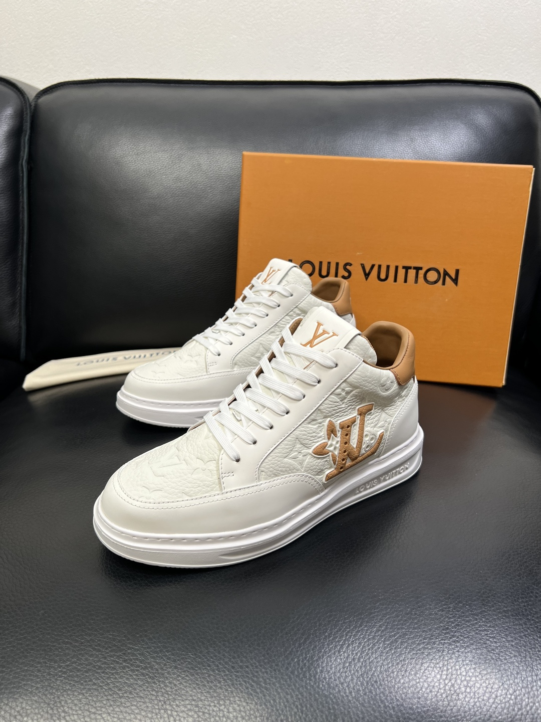 Lv 高品质 顶级工艺品 路易威登，运动板鞋专柜同步，鞋面意大利进口，高品质拼接缤纷色彩复杂工艺品，进口