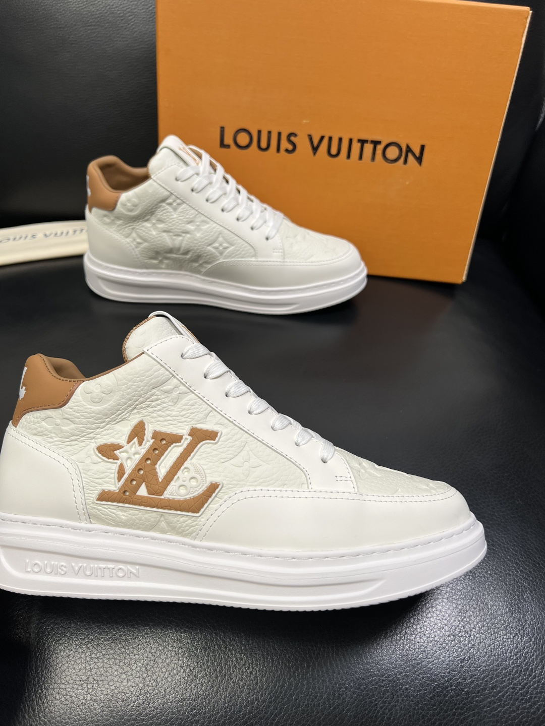 Lv 高品质 顶级工艺品 路易威登，运动板鞋专柜同步，鞋面意大利进口，高品质拼接缤纷色彩复杂工艺品，进口