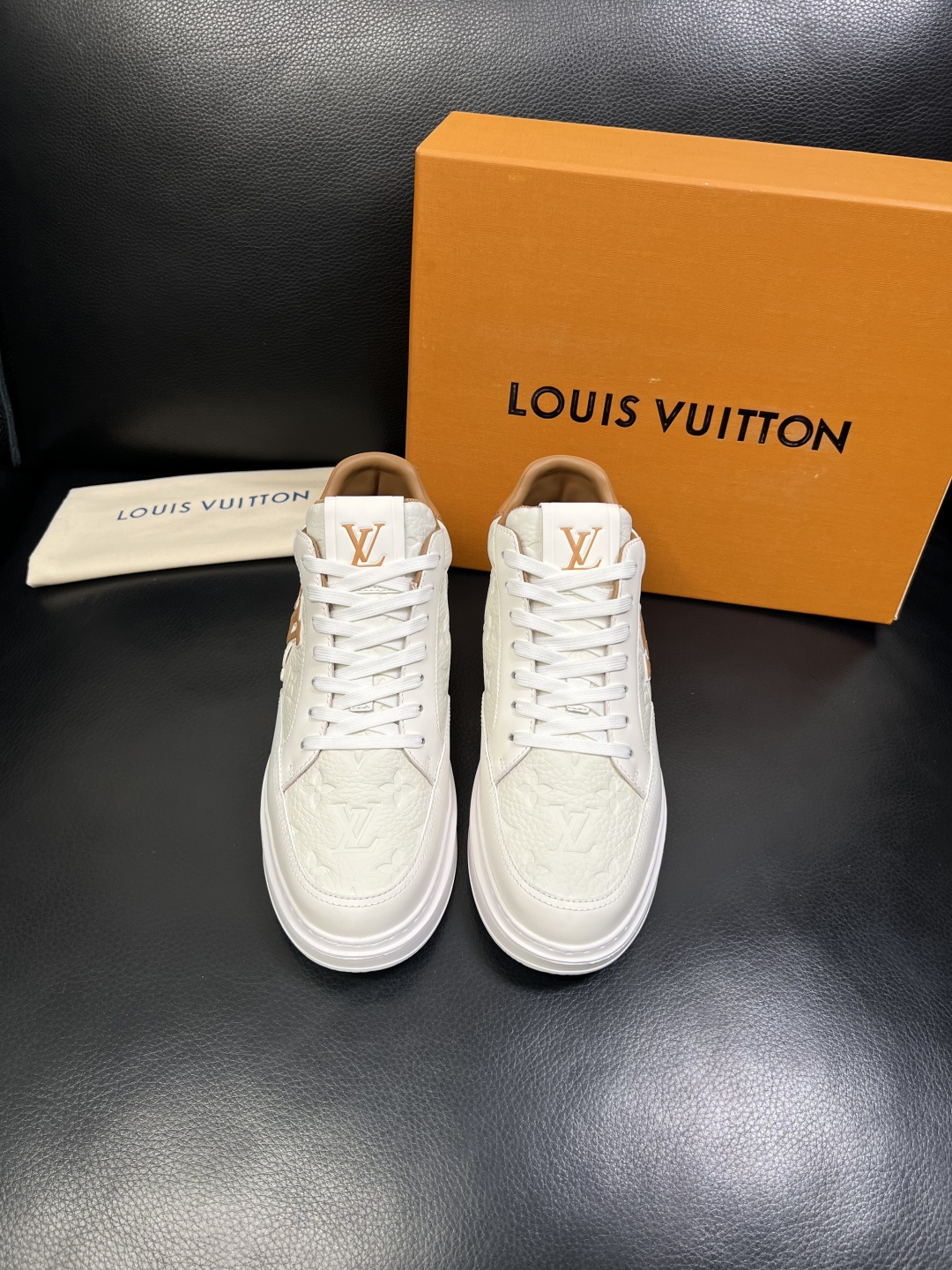 Lv 高品质 顶级工艺品 路易威登，运动板鞋专柜同步，鞋面意大利进口，高品质拼接缤纷色彩复杂工艺品，进口