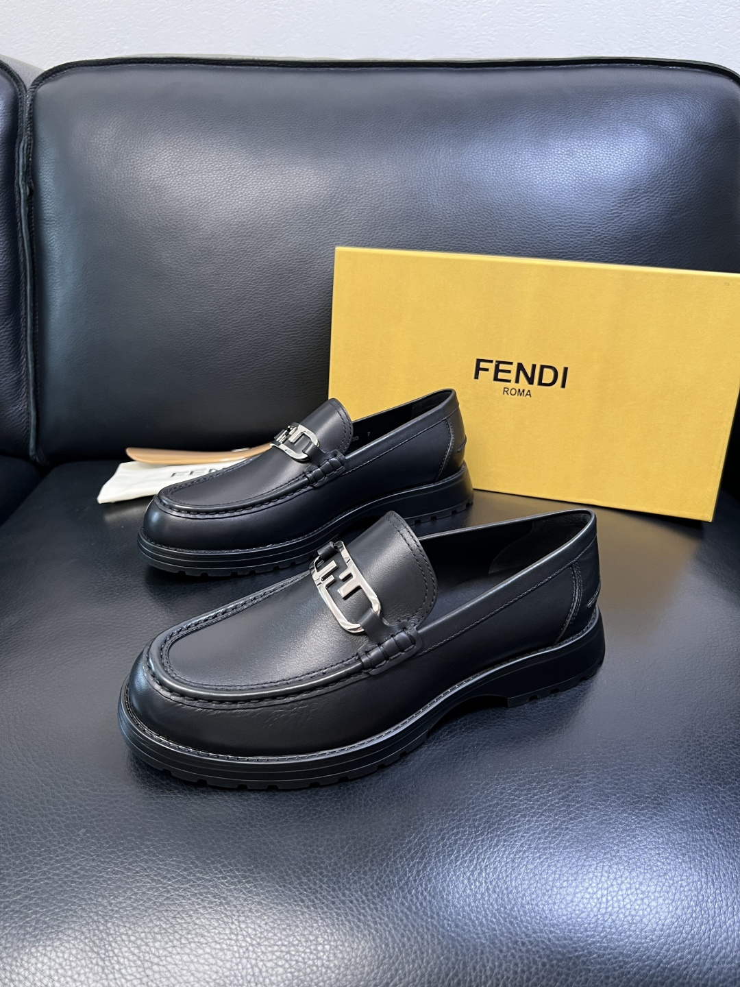FENDI 高品质 顶级工艺品，芬迪 专柜同步，原厂配置意大利进口牛皮面料，进口牛皮内里垫，透气舒适，鞋