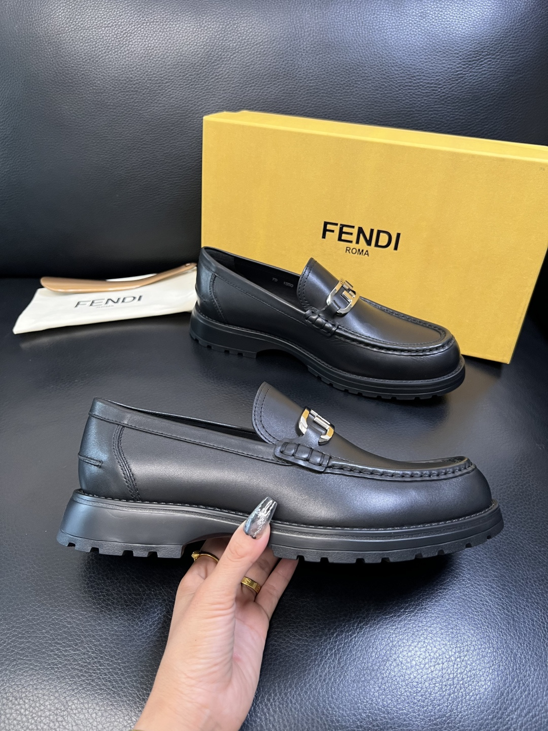 FENDI 高品质 顶级工艺品，芬迪 专柜同步，原厂配置意大利进口牛皮面料，进口牛皮内里垫，透气舒适，鞋