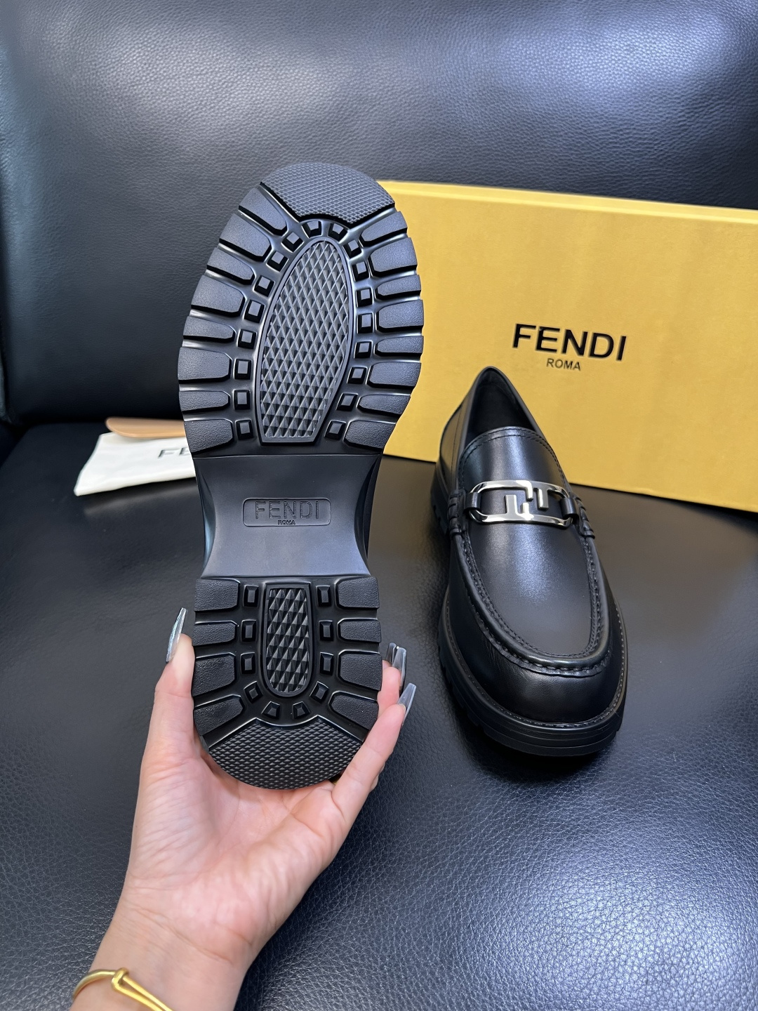 FENDI 高品质 顶级工艺品，芬迪 专柜同步，原厂配置意大利进口牛皮面料，进口牛皮内里垫，透气舒适，鞋