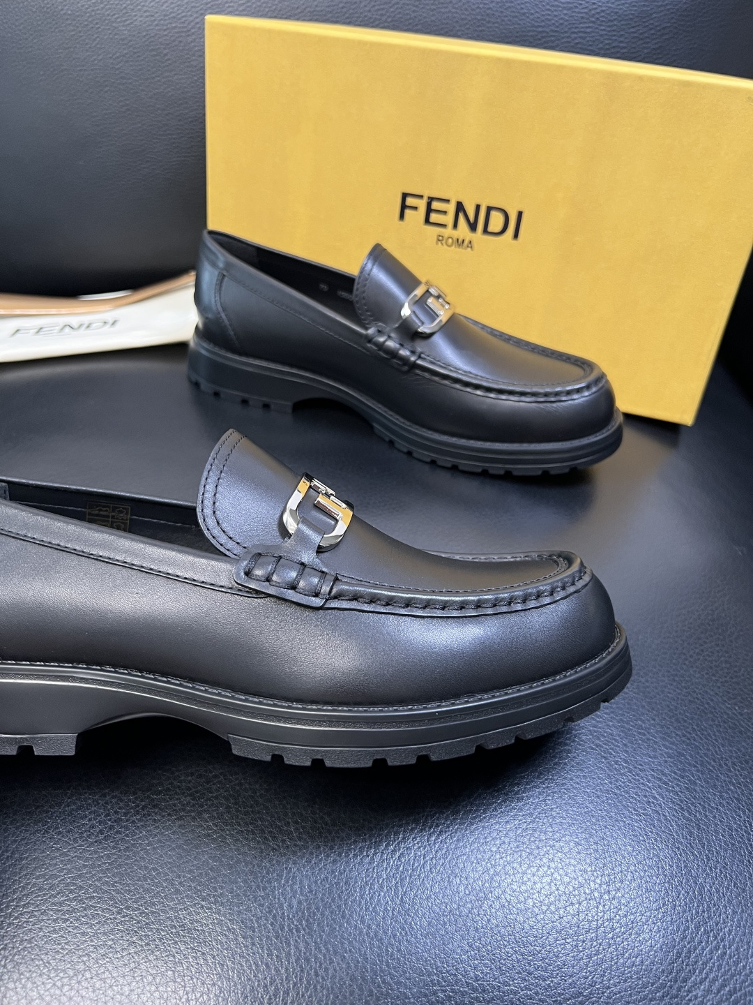 FENDI 高品质 顶级工艺品，芬迪 专柜同步，原厂配置意大利进口牛皮面料，进口牛皮内里垫，透气舒适，鞋