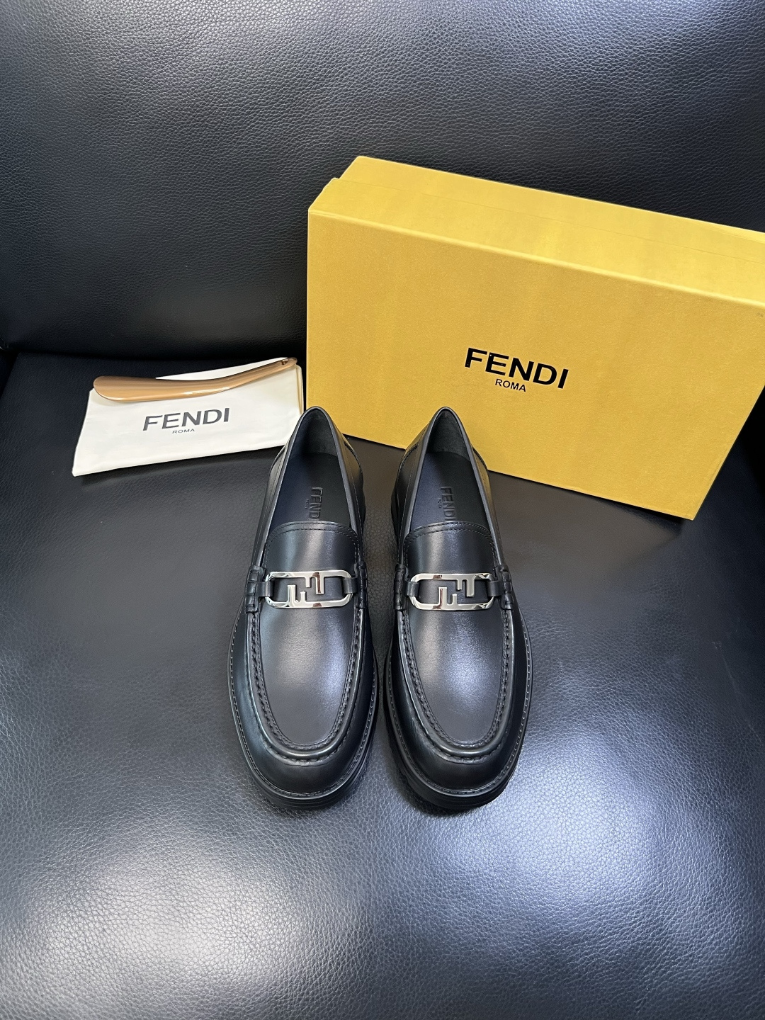 FENDI 高品质 顶级工艺品，芬迪 专柜同步，原厂配置意大利进口牛皮面料，进口牛皮内里垫，透气舒适，鞋