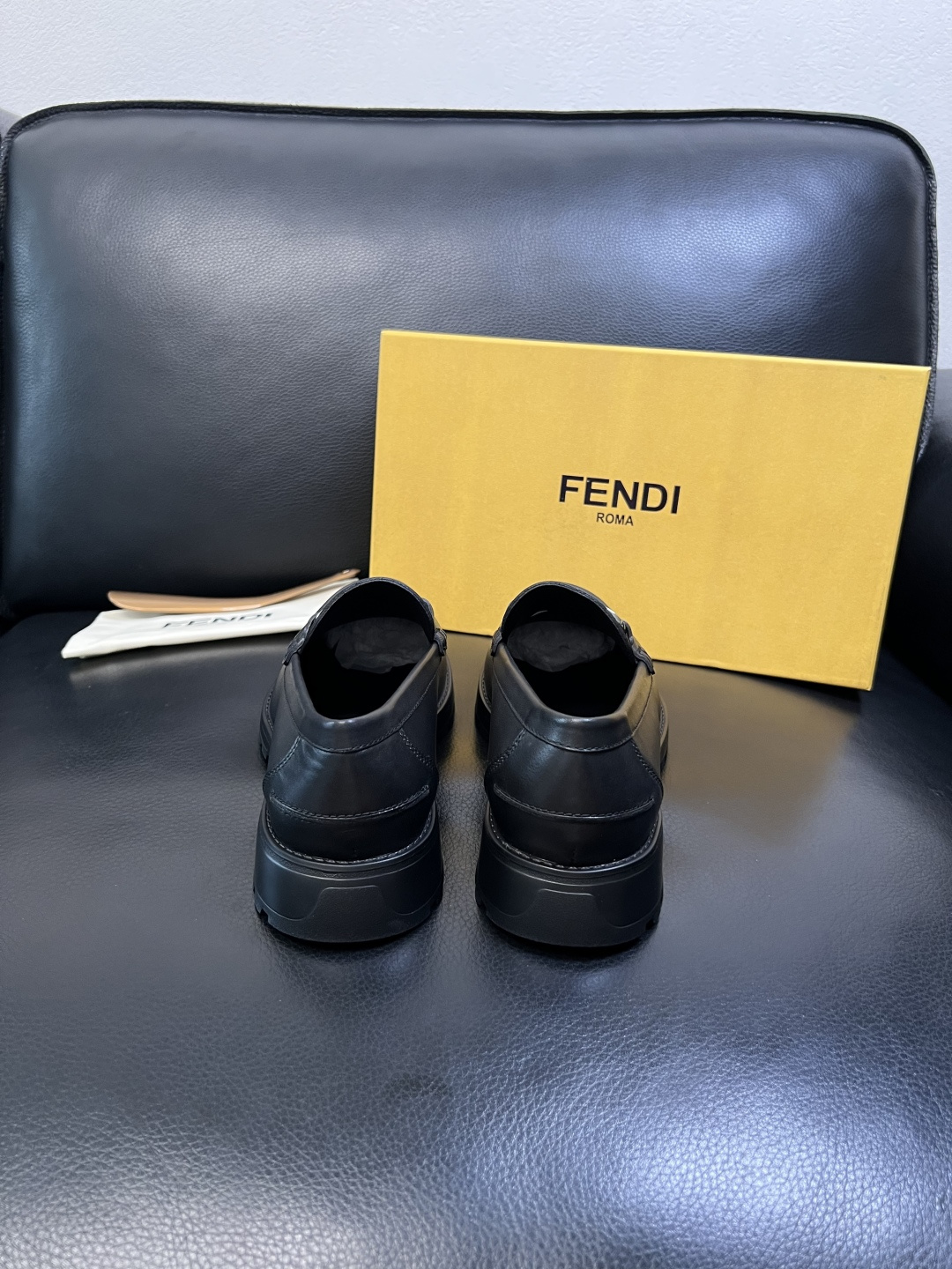 FENDI 高品质 顶级工艺品，芬迪 专柜同步，原厂配置意大利进口牛皮面料，进口牛皮内里垫，透气舒适，鞋