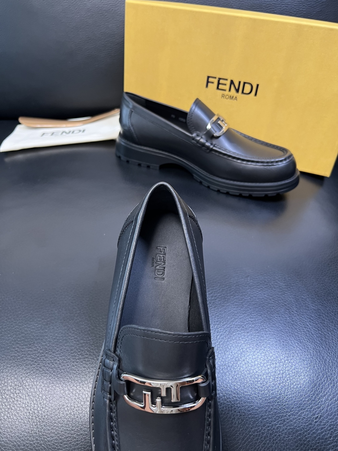 FENDI 高品质 顶级工艺品，芬迪 专柜同步，原厂配置意大利进口牛皮面料，进口牛皮内里垫，透气舒适，鞋