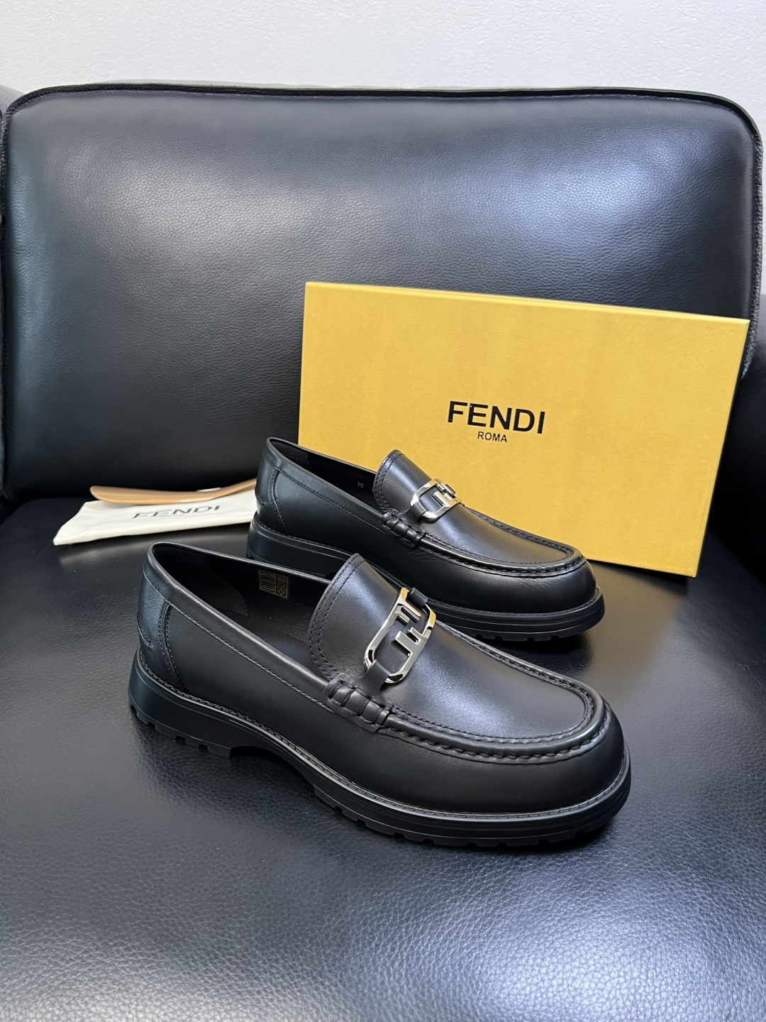 FENDI 高品质 顶级工艺品，芬迪 专柜同步，原厂配置意大利进口牛皮面料，进口牛皮内里垫，透气舒适，鞋