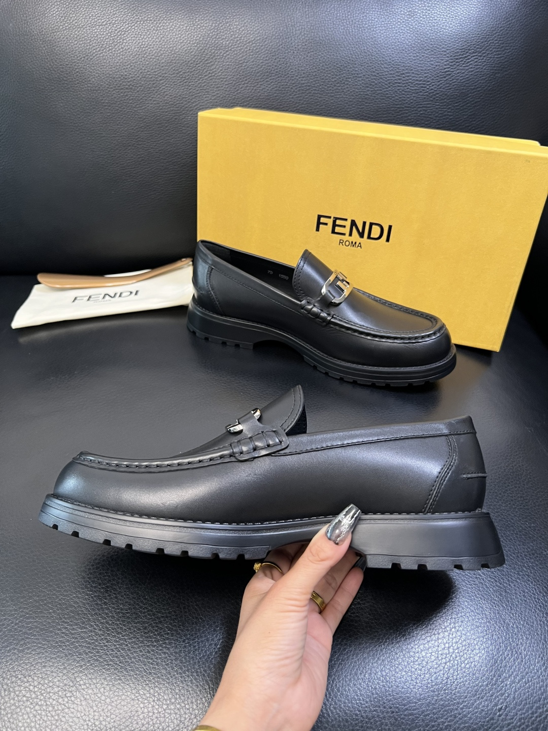 FENDI 高品质 顶级工艺品，芬迪 专柜同步，原厂配置意大利进口牛皮面料，进口牛皮内里垫，透气舒适，鞋