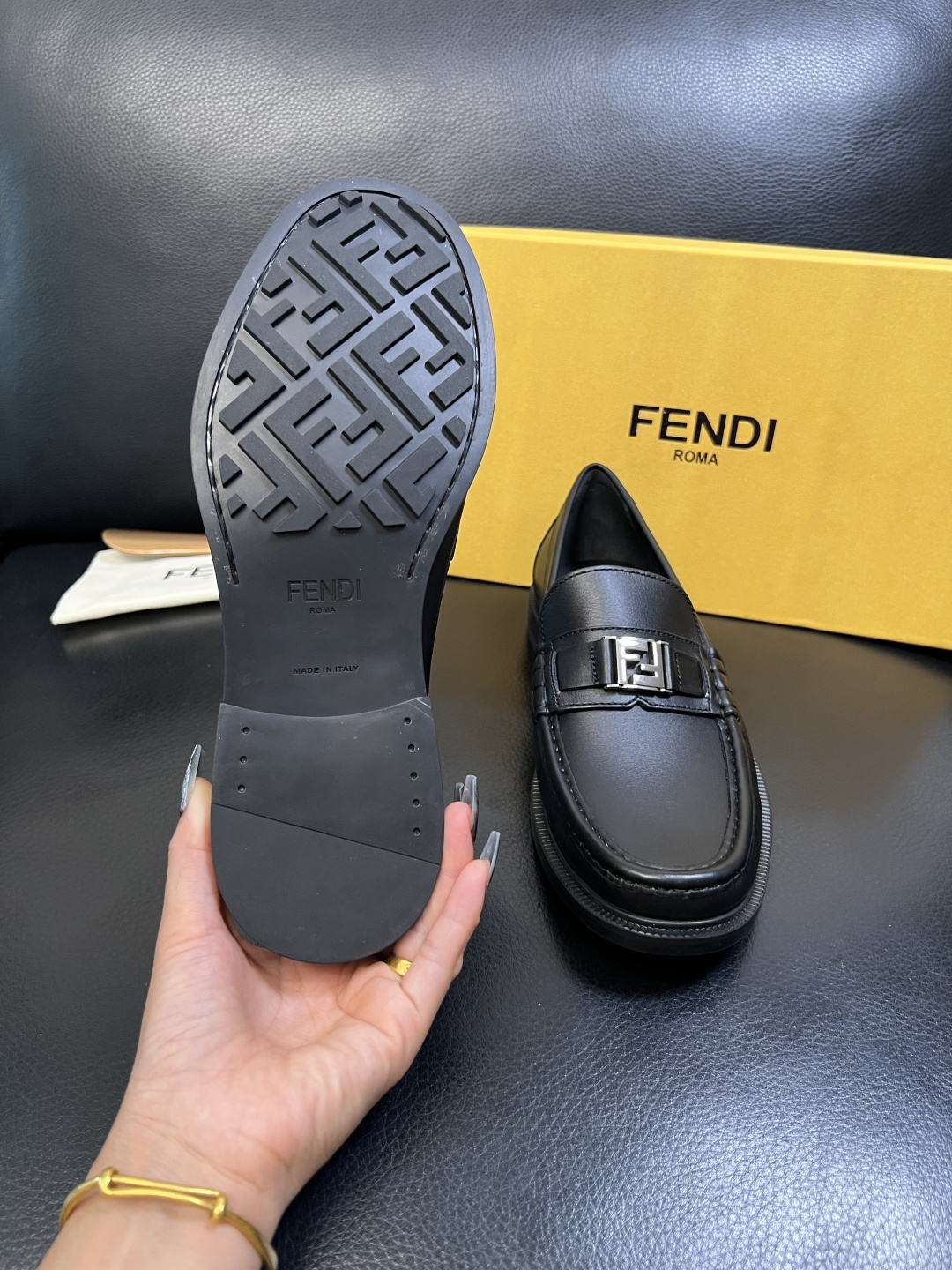 FENDI 高品质 顶级工艺品，芬迪 专柜同步，原厂配置意大利进口牛皮面料，进口牛皮内里垫，透气舒适，鞋