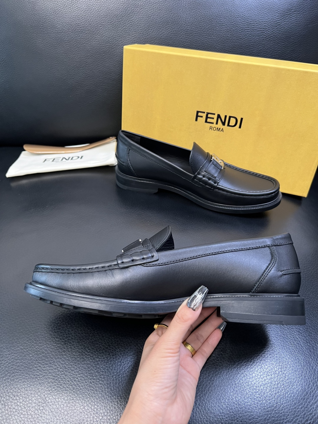 FENDI 高品质 顶级工艺品，芬迪 专柜同步，原厂配置意大利进口牛皮面料，进口牛皮内里垫，透气舒适，鞋