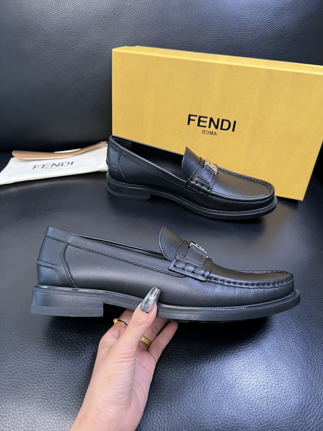 FENDI 高品质 顶级工艺品，芬迪 专柜同步，原厂配置意大利进口牛皮面料，进口牛皮内里垫，透气舒适，鞋