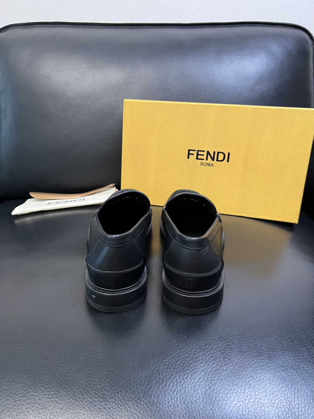 FENDI 高品质 顶级工艺品，芬迪 专柜同步，原厂配置意大利进口牛皮面料，进口牛皮内里垫，透气舒适，鞋
