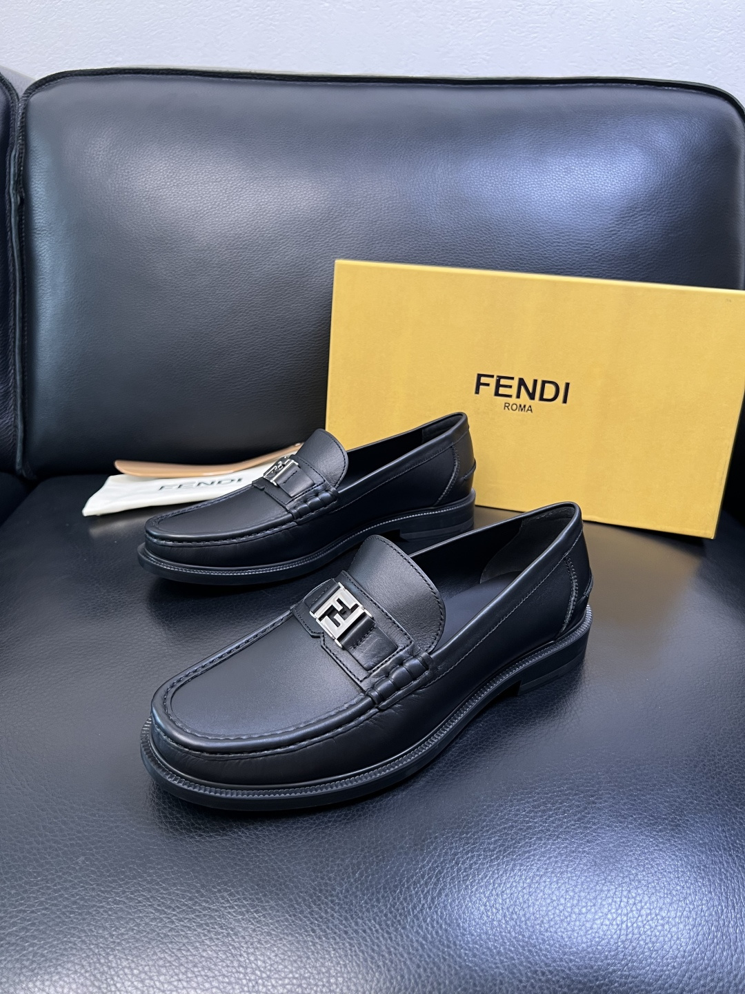 FENDI 高品质 顶级工艺品，芬迪 专柜同步，原厂配置意大利进口牛皮面料，进口牛皮内里垫，透气舒适，鞋