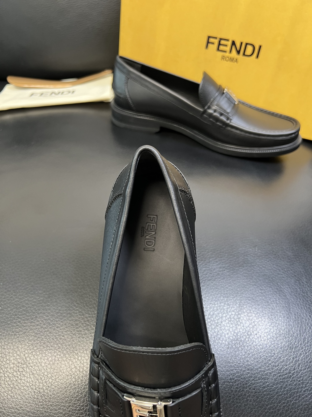 FENDI 高品质 顶级工艺品，芬迪 专柜同步，原厂配置意大利进口牛皮面料，进口牛皮内里垫，透气舒适，鞋