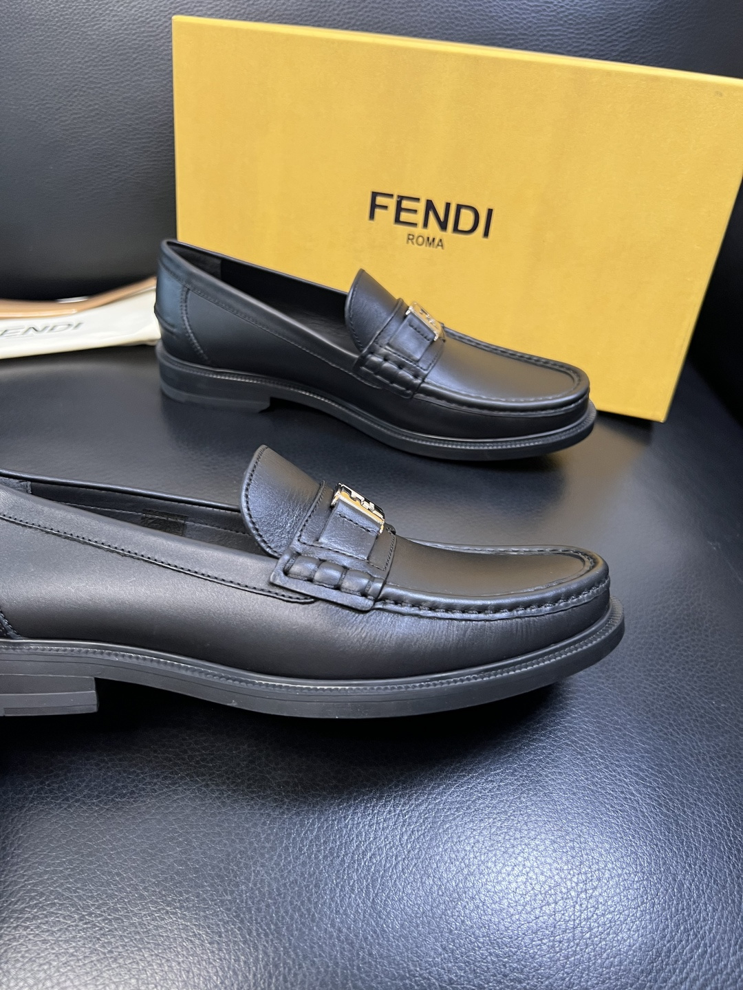 FENDI 高品质 顶级工艺品，芬迪 专柜同步，原厂配置意大利进口牛皮面料，进口牛皮内里垫，透气舒适，鞋