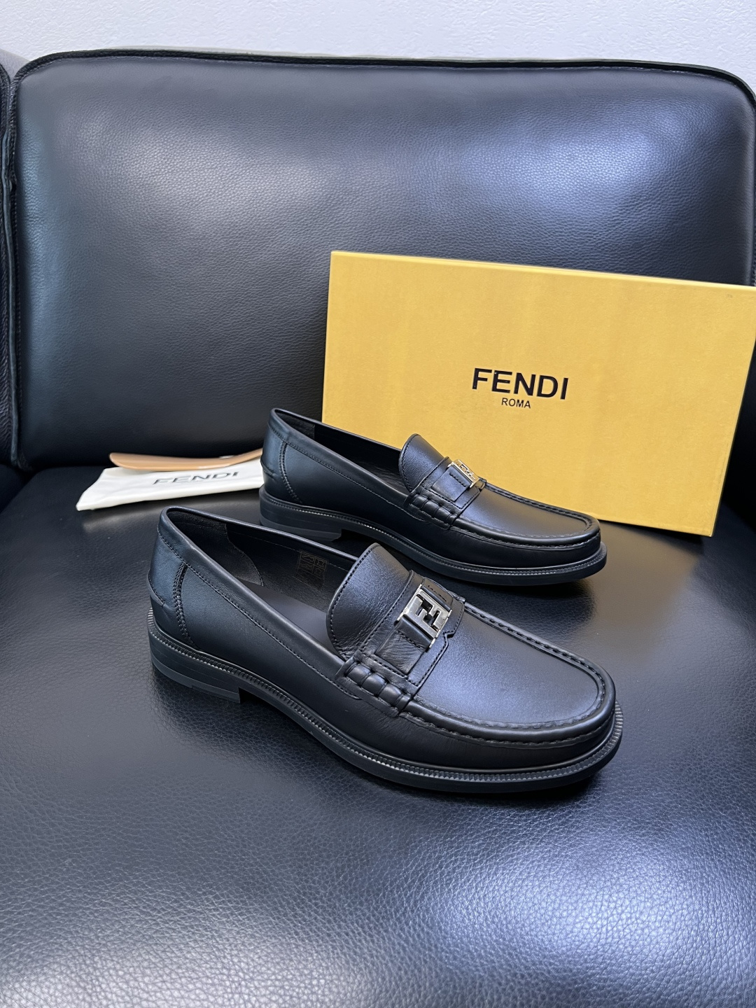 NO:574628,FENDI high-quality top handicrafts, synchronized with Fendi counters, original factory configuration of cowhide fabric imported from Italy, imported cowhide lining, breathable and comfortable, soles specially provided by the original factory, original factory and single goods are welcome to compare, code number 39-44 (customized 38 45),,fendi,fendi,cowhide19860909FENDI 高品质 顶级工艺品,芬迪 专柜同步,原厂配置意大利进口牛皮面料,进口牛皮内里垫,透气舒适,鞋底原厂特供原版底,原厂跟单货 欢迎对比,码数 39-44（订做 38 45）,,fendi,fendi,cowhide,Men's shoes