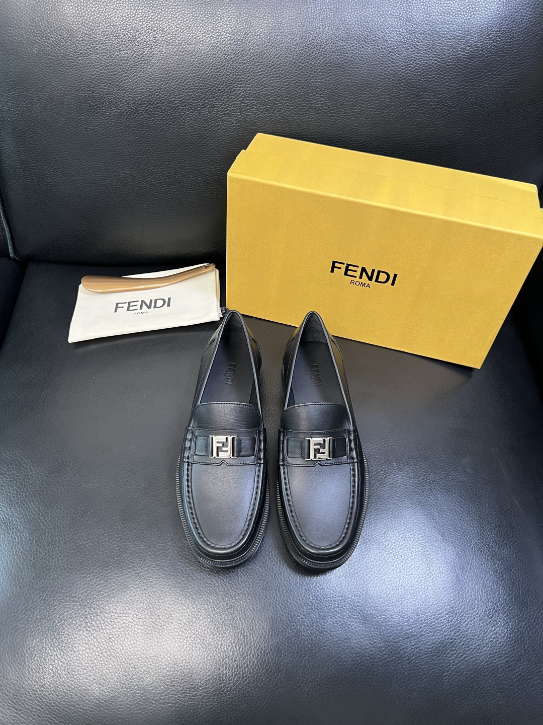 FENDI 高品质 顶级工艺品，芬迪 专柜同步，原厂配置意大利进口牛皮面料，进口牛皮内里垫，透气舒适，鞋