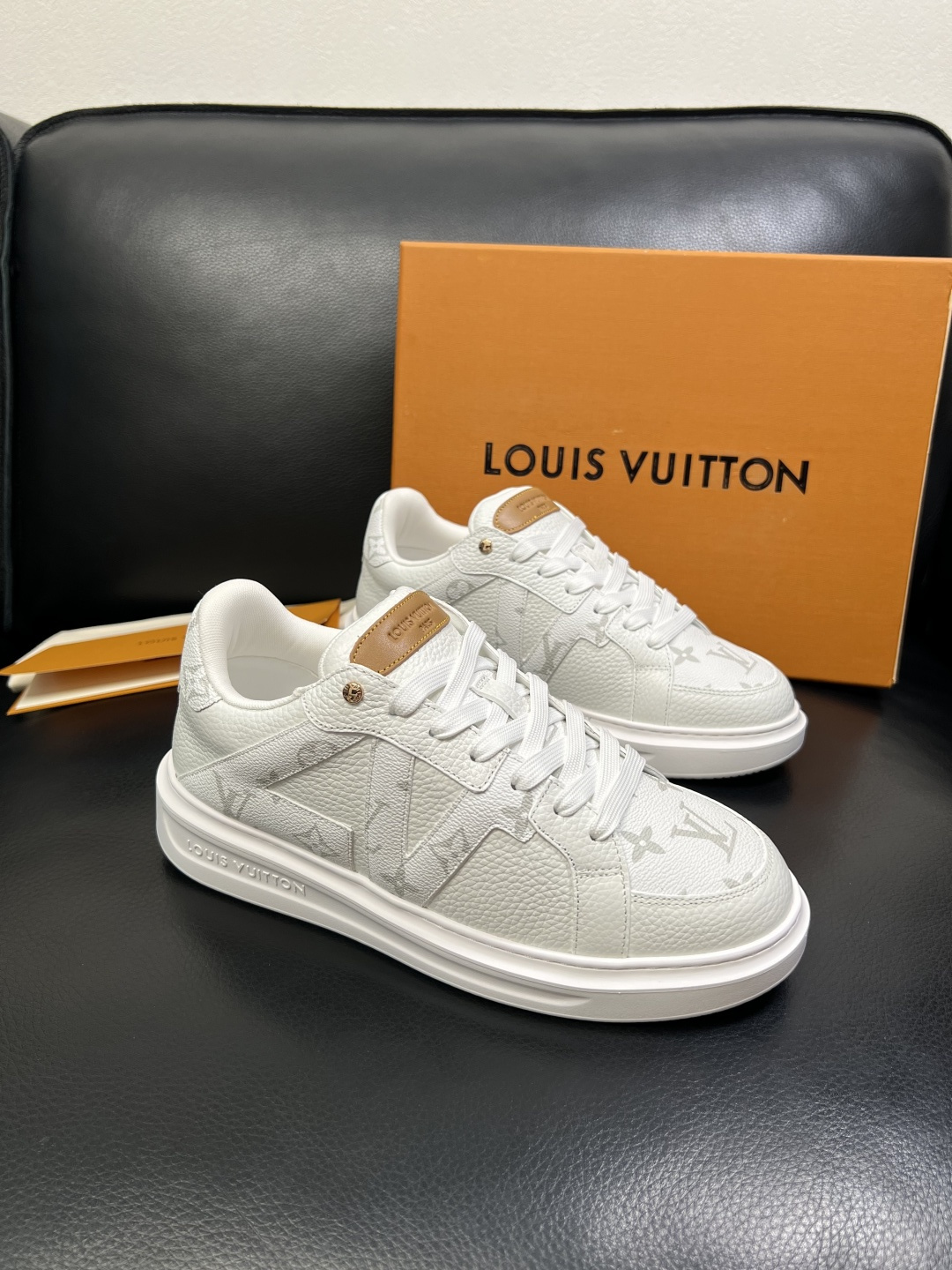 Lv 高品质 顶级工艺品 路易威登，运动板鞋专柜同步，鞋面意大利进口，高品质拼接缤纷色彩复杂工艺品，进口