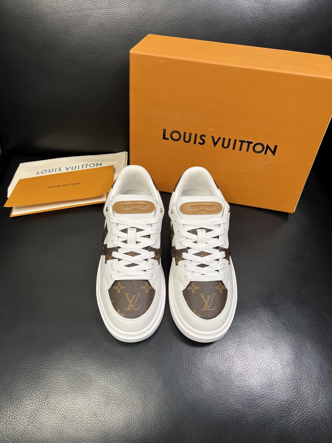 Lv 高品质 顶级工艺品 路易威登，运动板鞋专柜同步，鞋面意大利进口，高品质拼接缤纷色彩复杂工艺品，进口