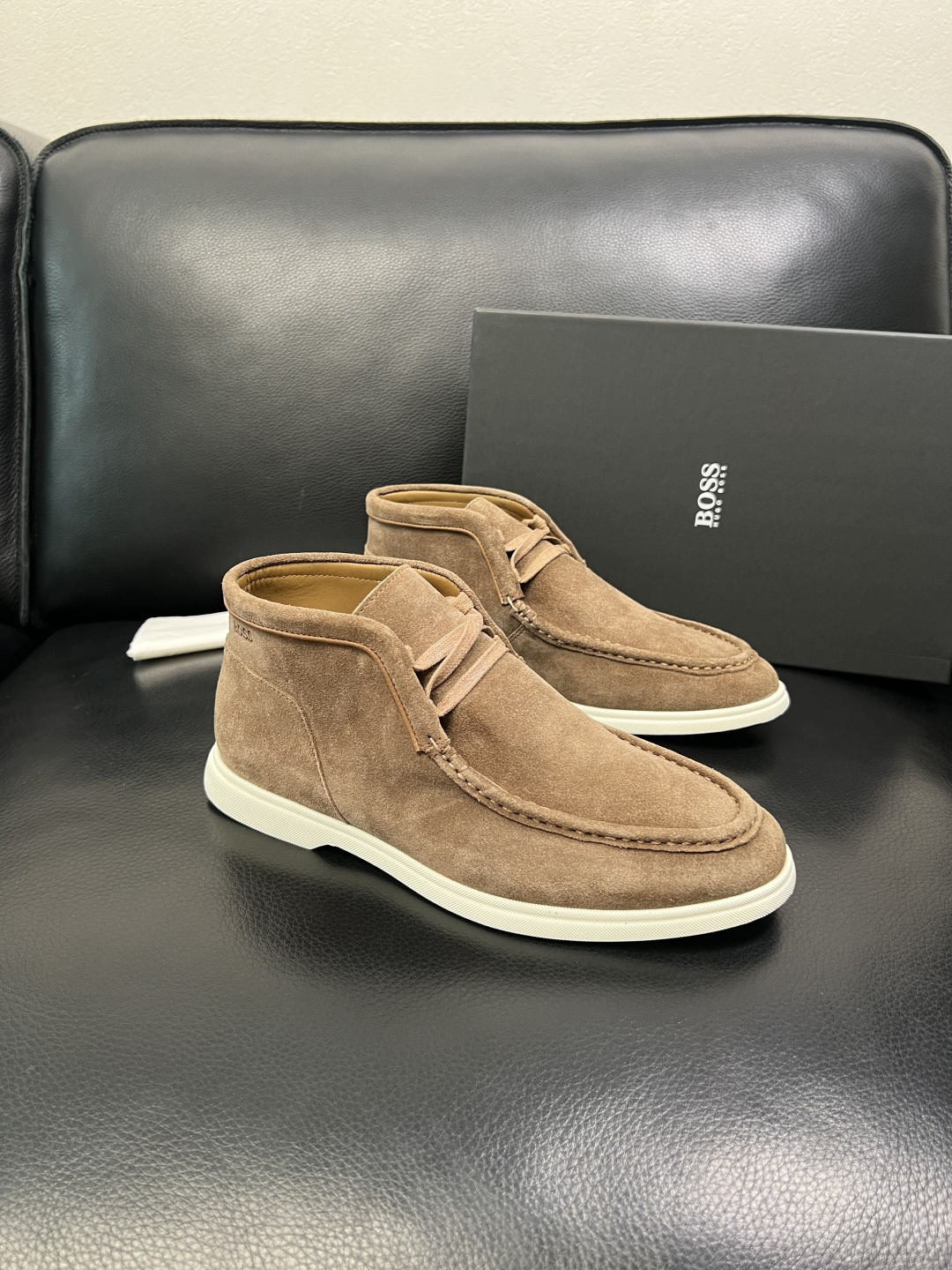 BOSS 高品质 顶级工艺品 博斯 专柜同步原厂配置，意大利进口牛皮面料牛内里垫，高品质拼接复杂工艺，透