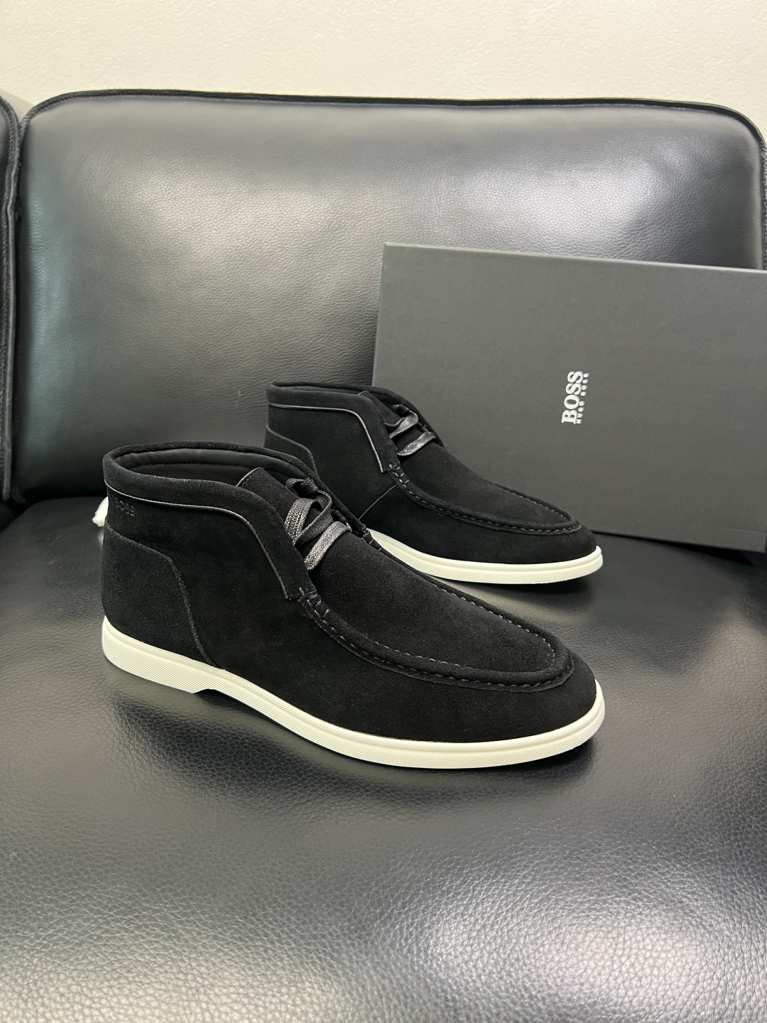 BOSS 高品质 顶级工艺品 博斯 专柜同步原厂配置，意大利进口牛皮面料牛内里垫，高品质拼接复杂工艺，透